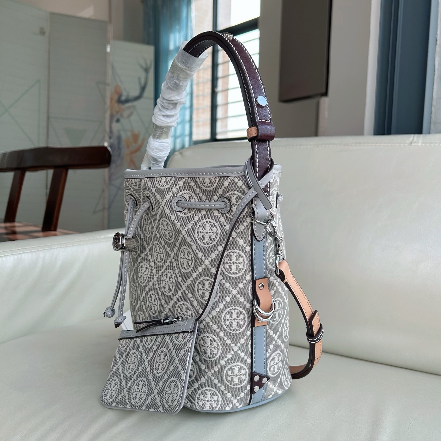 Tory Burch ～新配色ToryBurch新款老花水桶包 TMonogram图案 融合提花织物 该系列魅力隽永