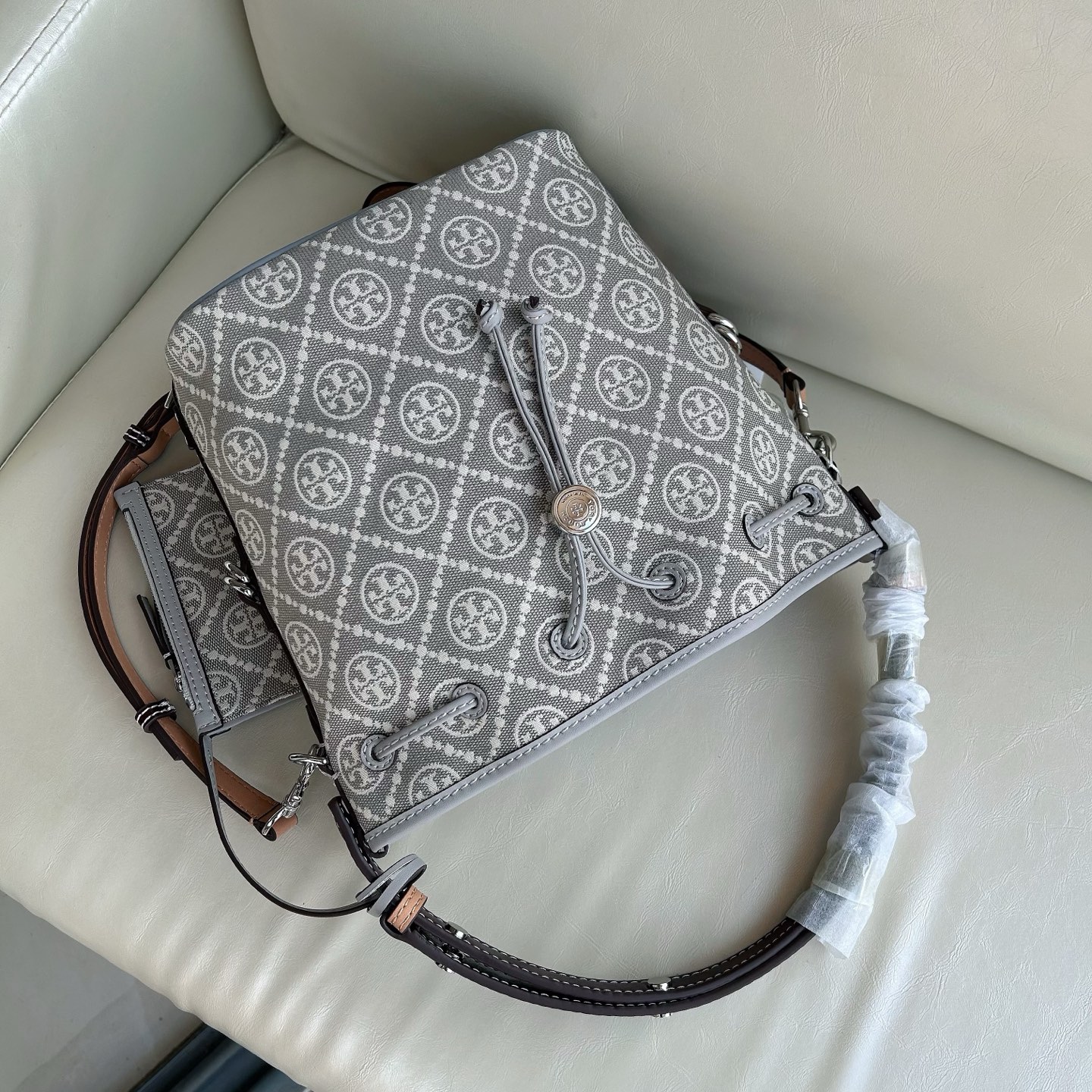 Tory Burch ～新配色ToryBurch新款老花水桶包 TMonogram图案 融合提花织物 该系列魅力隽永