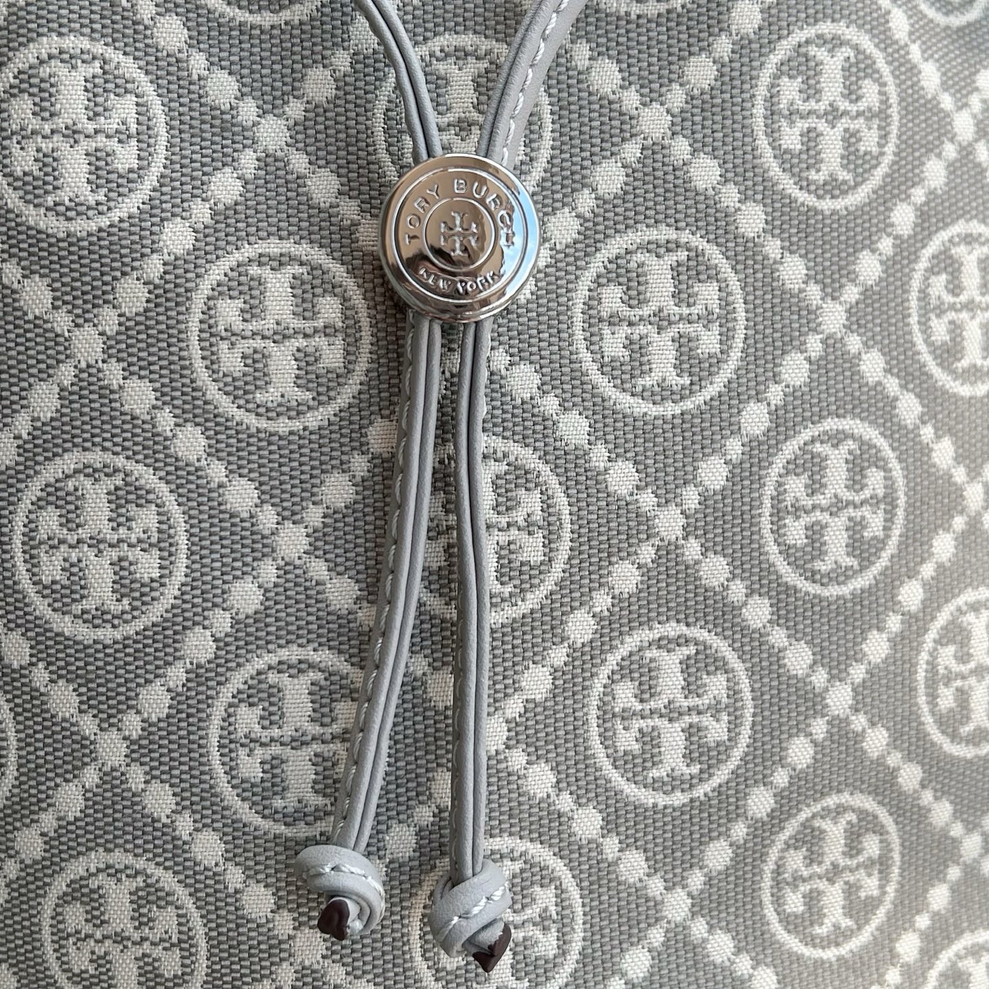 Tory Burch ～新配色ToryBurch新款老花水桶包 TMonogram图案 融合提花织物 该系列魅力隽永