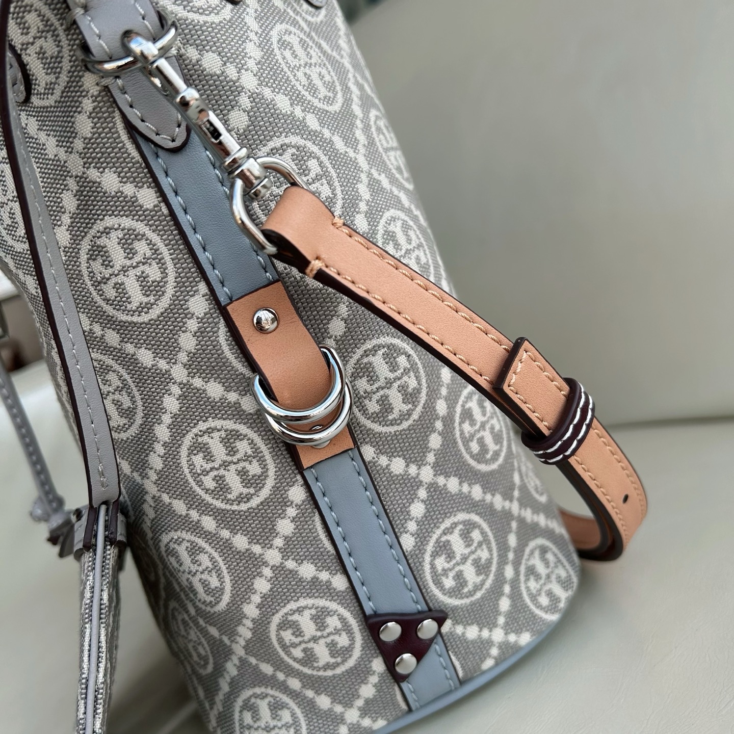 Tory Burch ～新配色ToryBurch新款老花水桶包 TMonogram图案 融合提花织物 该系列魅力隽永