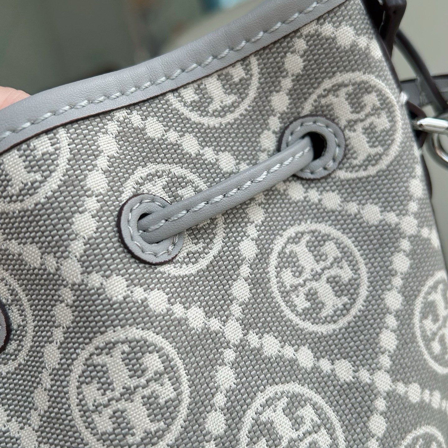 Tory Burch ～新配色ToryBurch新款老花水桶包 TMonogram图案 融合提花织物 该系列魅力隽永