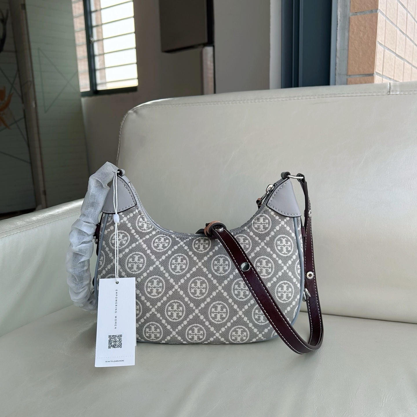 Tory Burch ～新配色 灰色 TMonogram图案以提花织物打造，选用优质皮革饰边。单品魅力隽永，彰显 风格