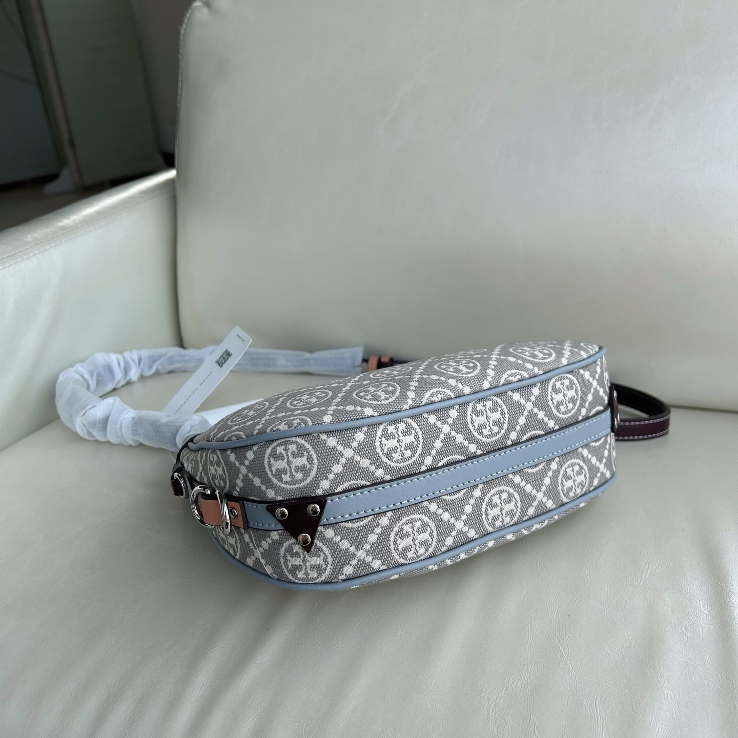 Tory Burch ～新配色 灰色 TMonogram图案以提花织物打造，选用优质皮革饰边。单品魅力隽永，彰显 风格