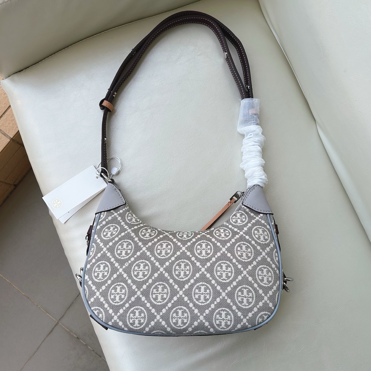 Tory Burch ～新配色 灰色 TMonogram图案以提花织物打造，选用优质皮革饰边。单品魅力隽永，彰显 风格