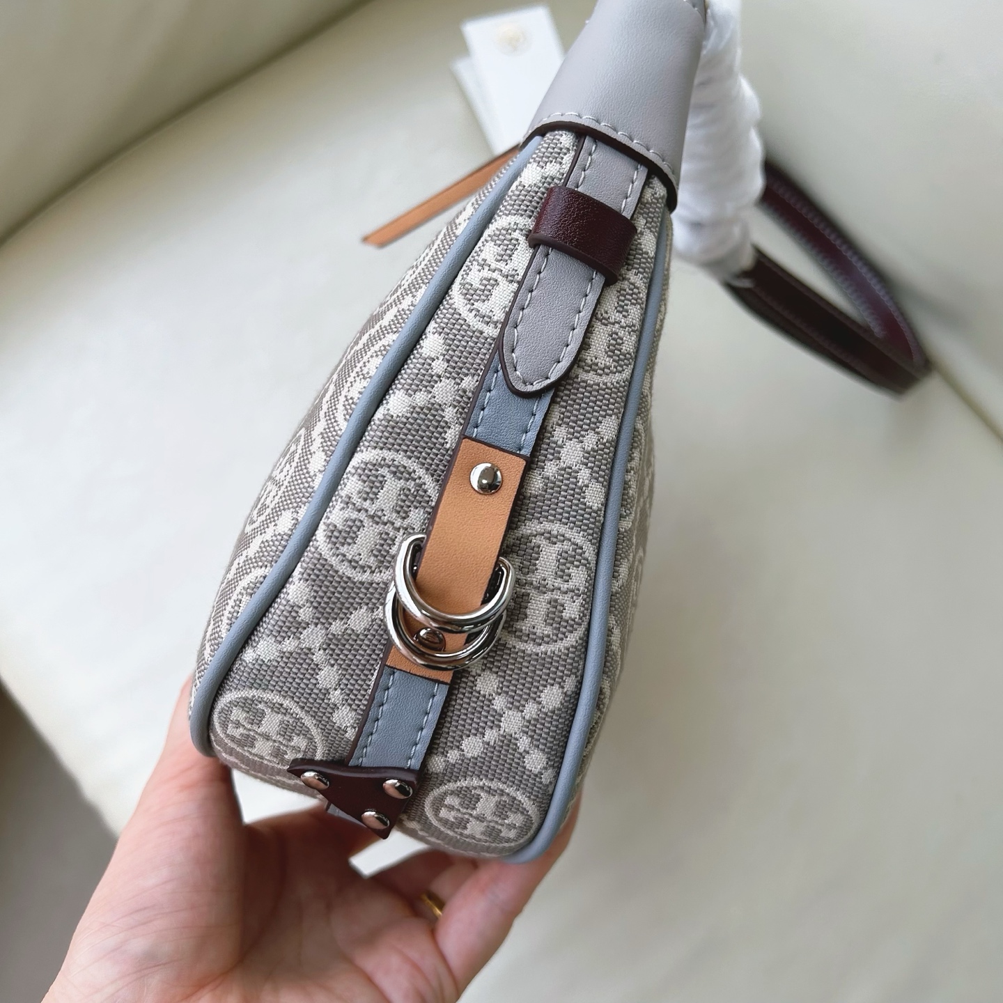 Tory Burch ～新配色 灰色 TMonogram图案以提花织物打造，选用优质皮革饰边。单品魅力隽永，彰显 风格