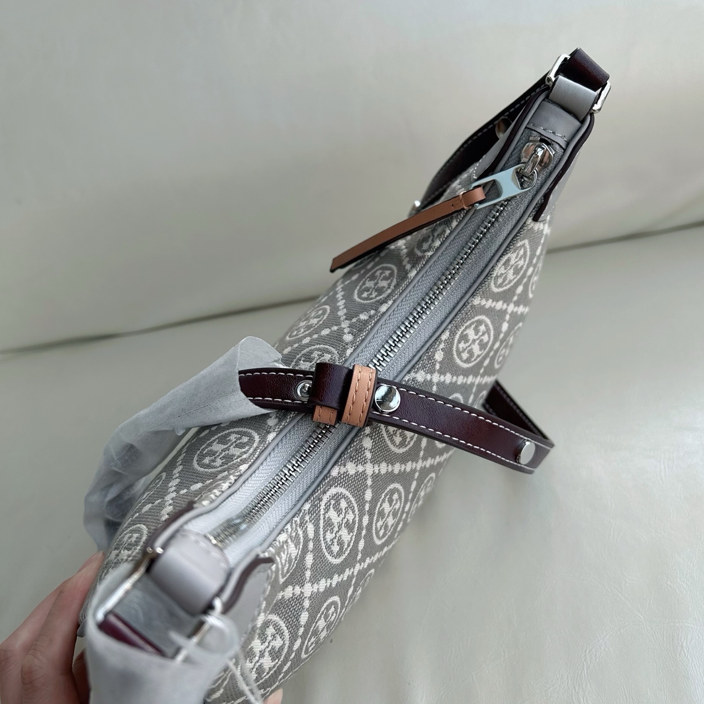 Tory Burch ～新配色 灰色 TMonogram图案以提花织物打造，选用优质皮革饰边。单品魅力隽永，彰显 风格