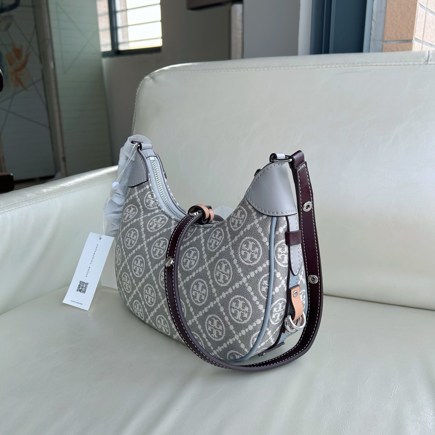 Tory Burch ～新配色 灰色 TMonogram图案以提花织物打造，选用优质皮革饰边。单品魅力隽永，彰显 风格
