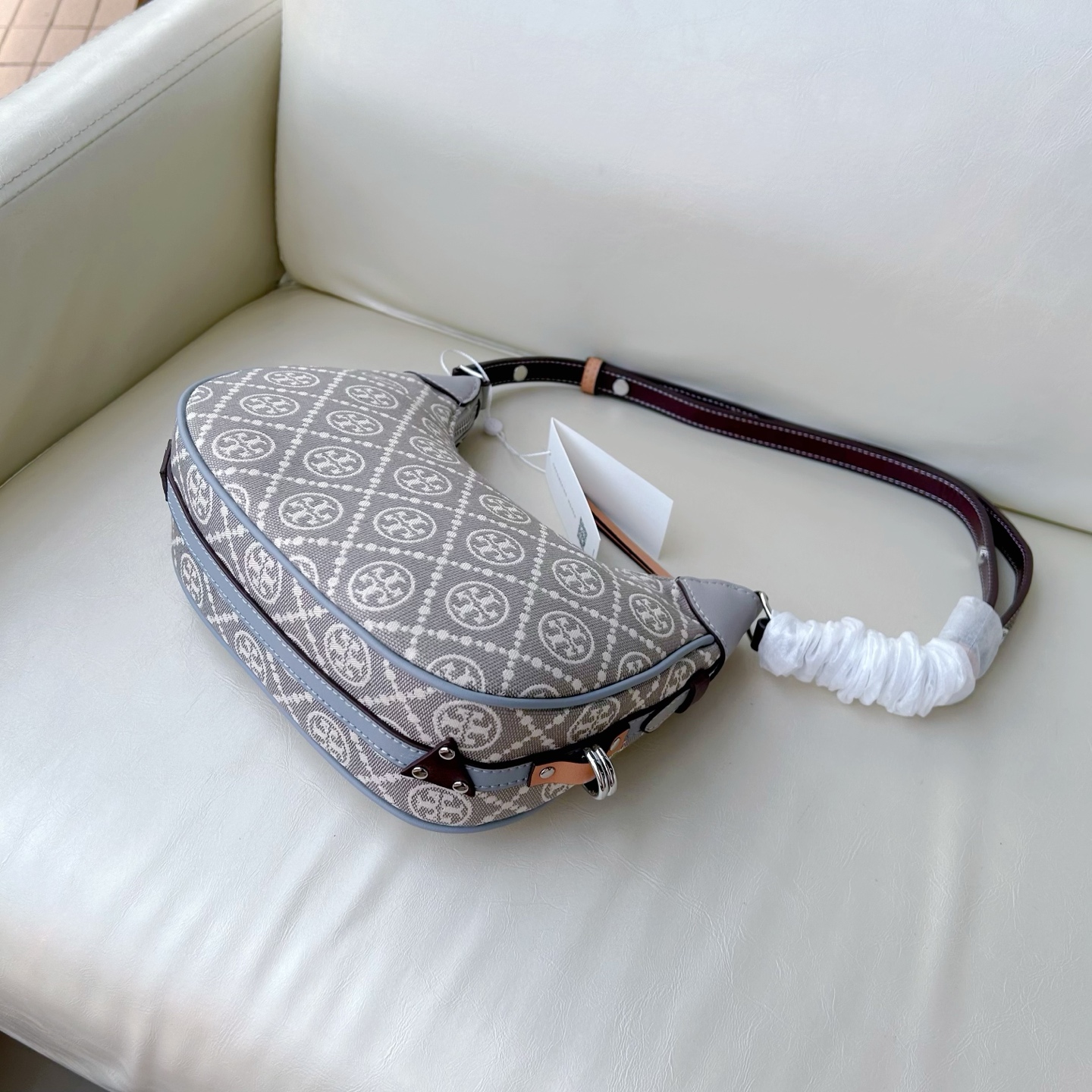 Tory Burch ～新配色 灰色 TMonogram图案以提花织物打造，选用优质皮革饰边。单品魅力隽永，彰显 风格