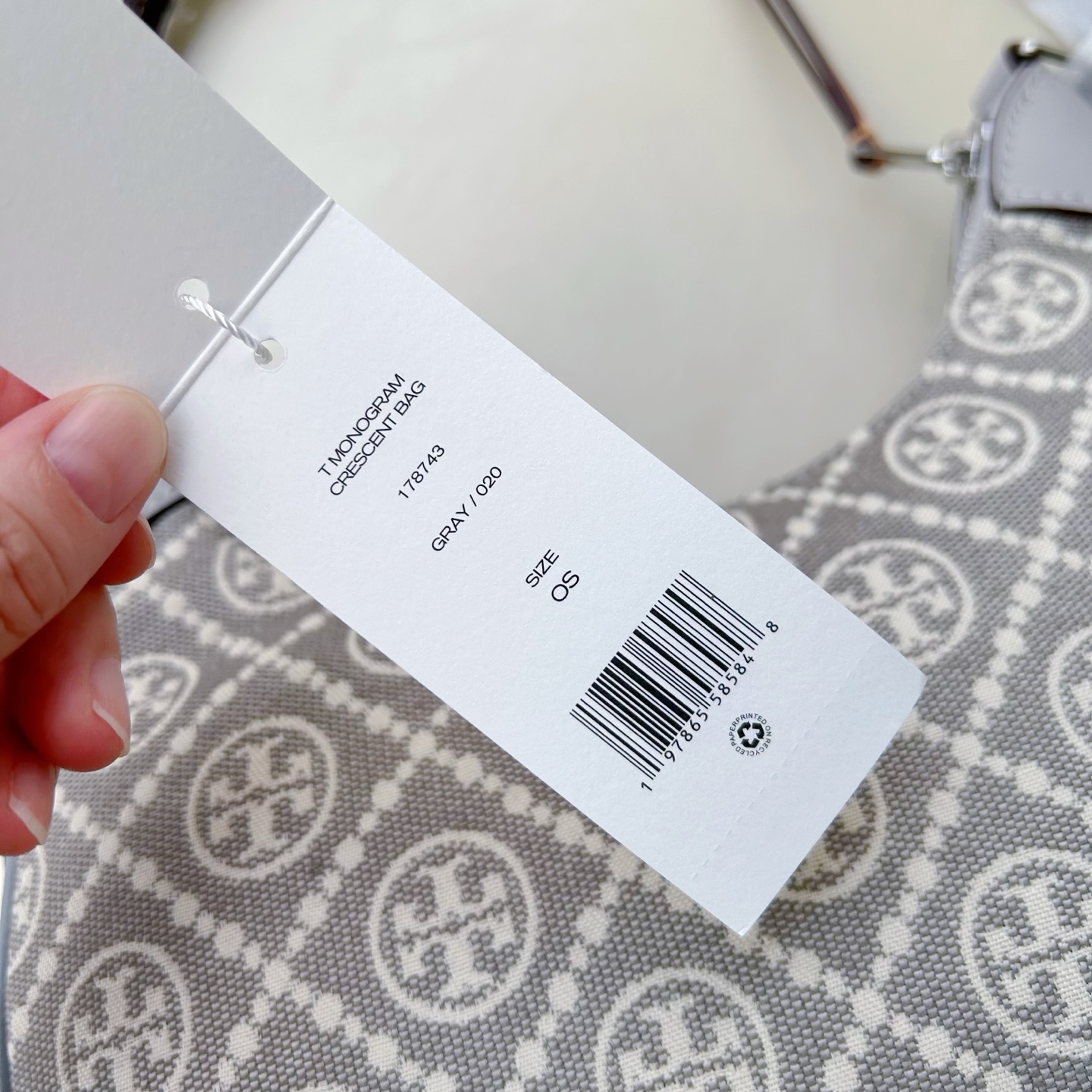 Tory Burch ～新配色 灰色 TMonogram图案以提花织物打造，选用优质皮革饰边。单品魅力隽永，彰显 风格