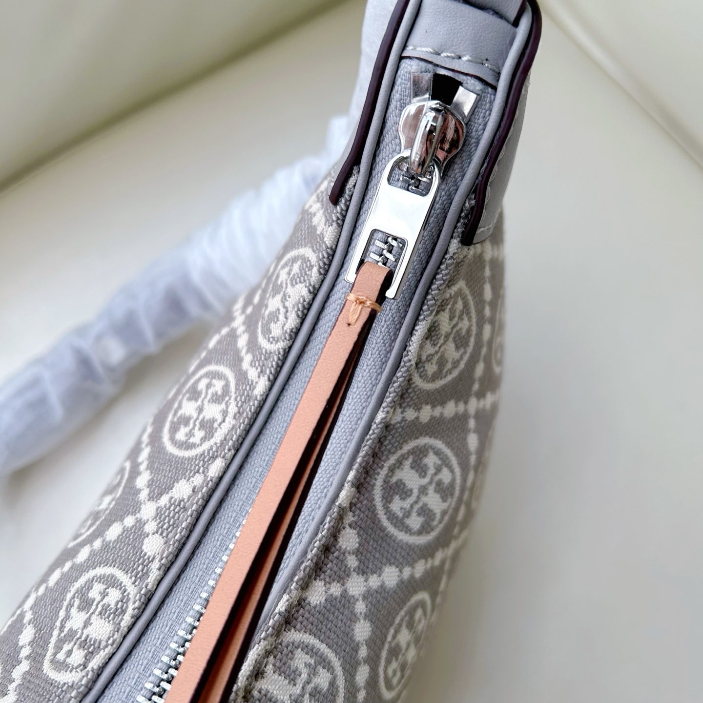 Tory Burch ～新配色 灰色 TMonogram图案以提花织物打造，选用优质皮革饰边。单品魅力隽永，彰显 风格