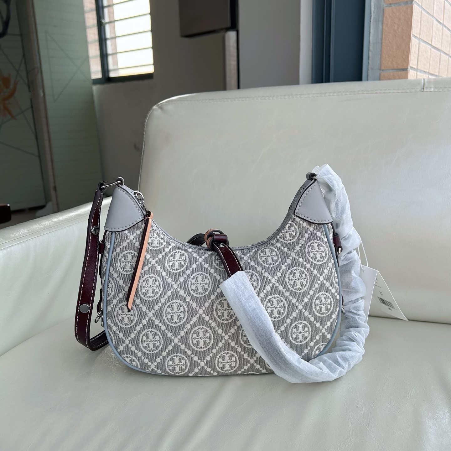 Tory Burch ～新配色 灰色 TMonogram图案以提花织物打造，选用优质皮革饰边。单品魅力隽永，彰显 风格