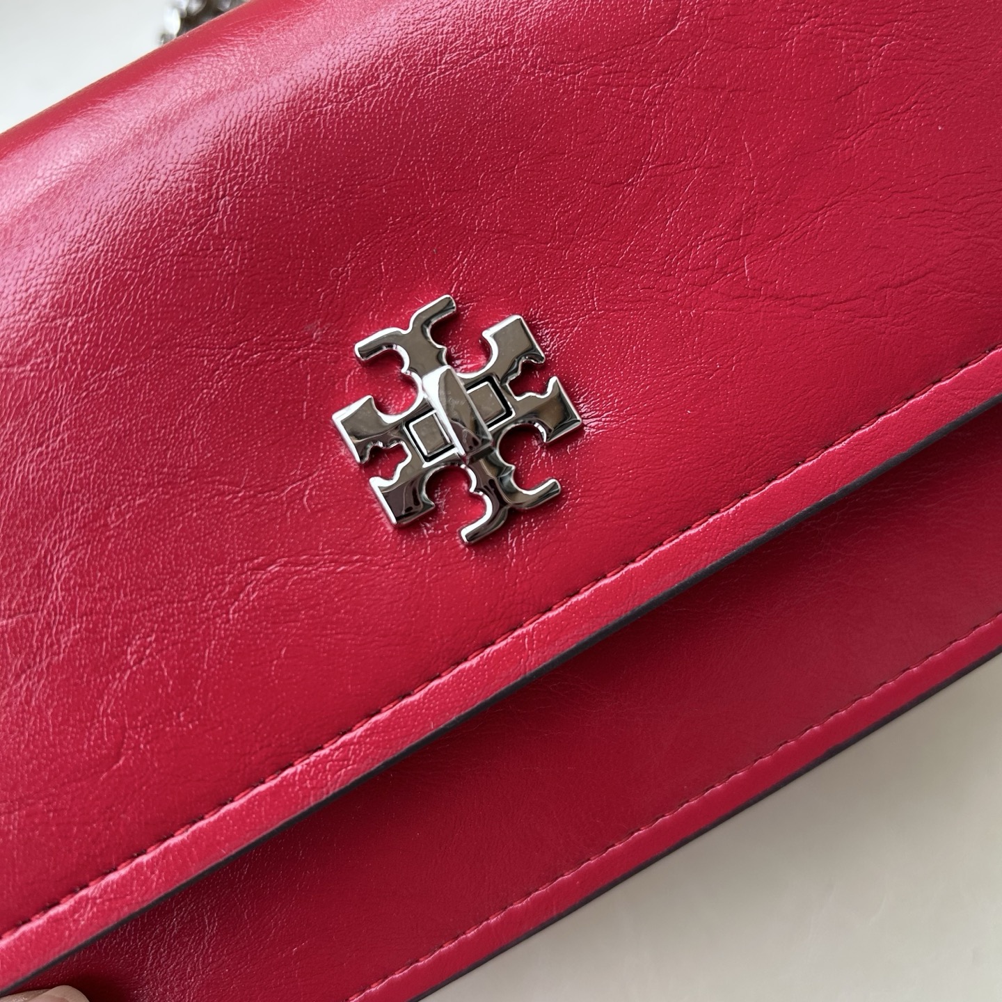 Tory Burch ～Tory Burch Kira岀了超高质的油蜡皮迷你扭锁肩背包