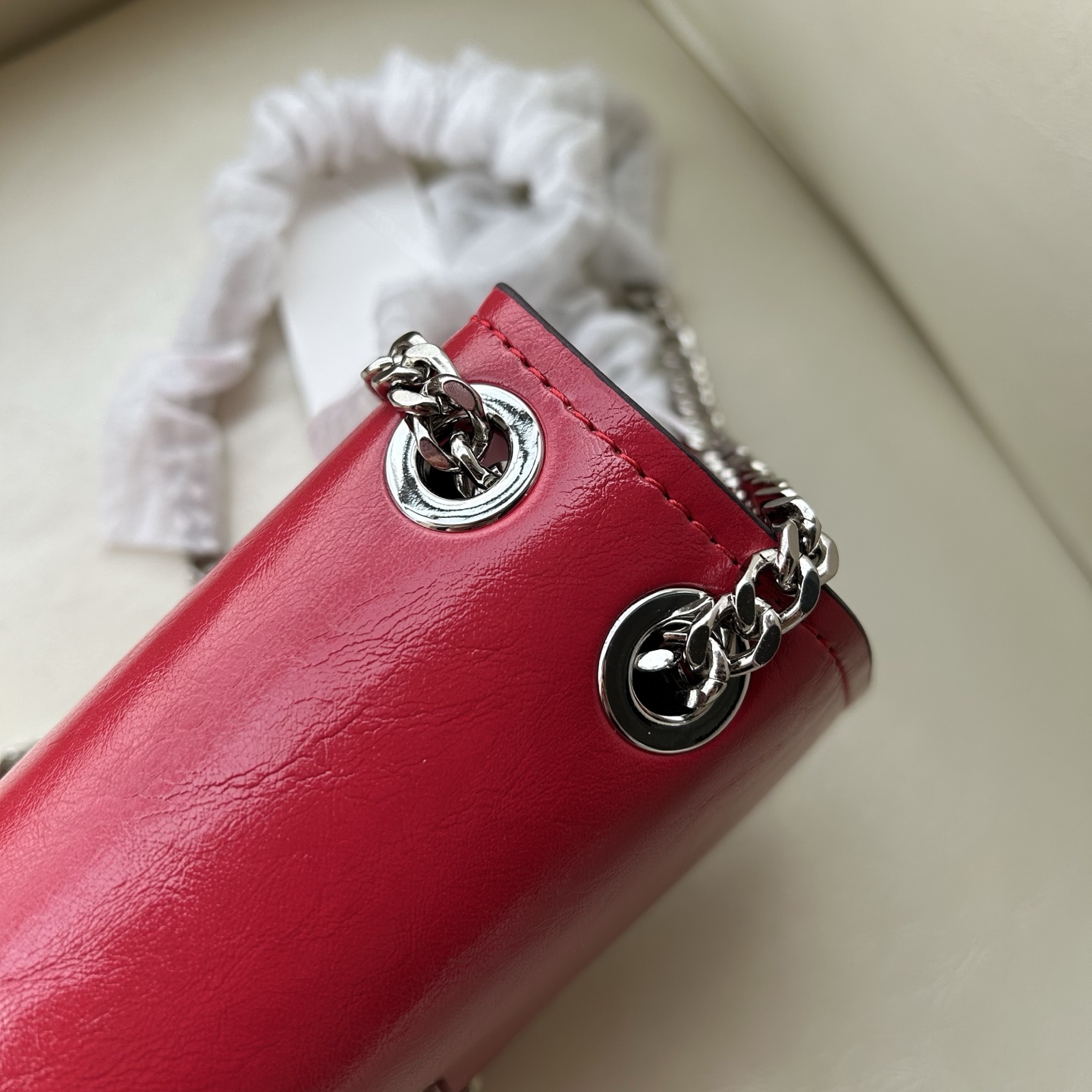 Tory Burch ～Tory Burch Kira岀了超高质的油蜡皮迷你扭锁肩背包