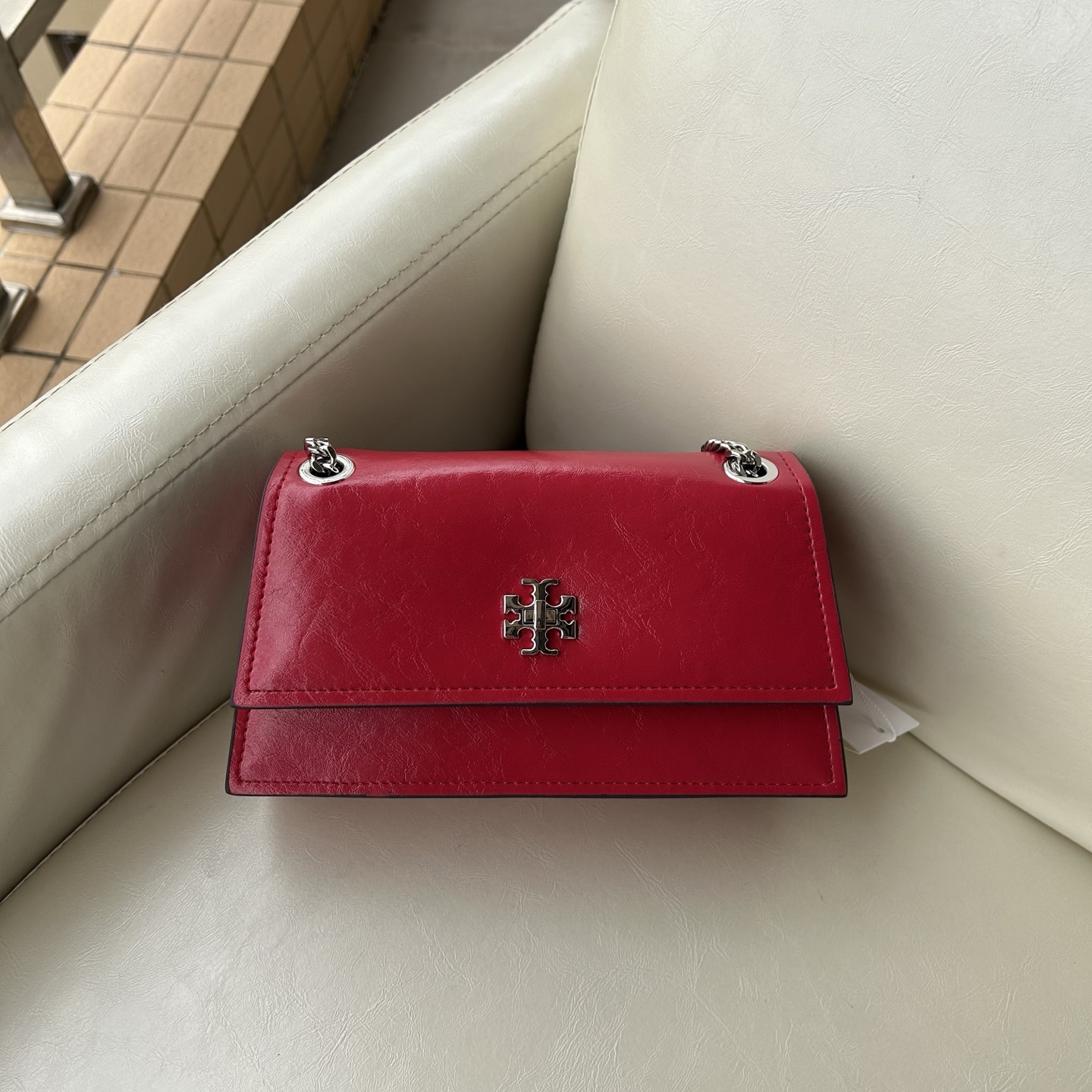 Tory Burch ～Tory Burch Kira岀了超高质的油蜡皮迷你扭锁肩背包