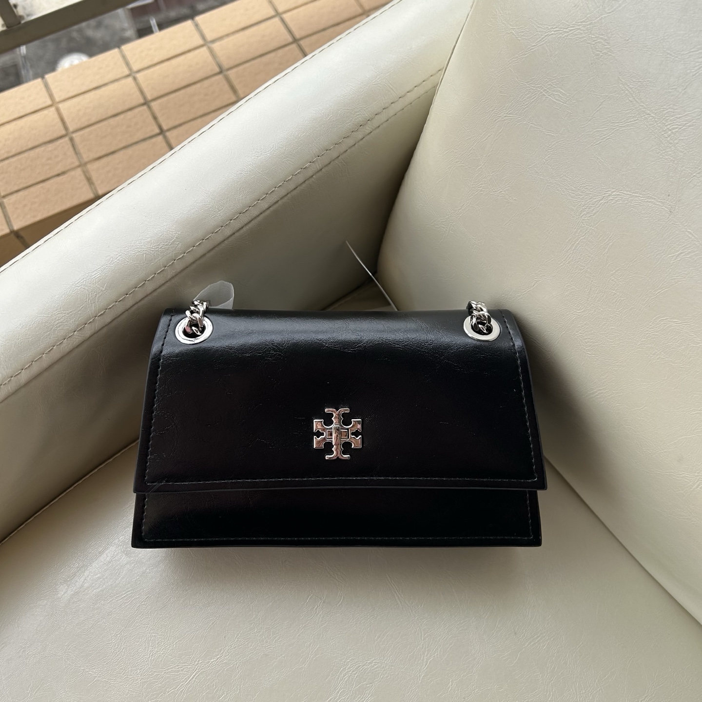 Tory Burch ～Tory Burch Kira岀了超高质的油蜡皮迷你扭锁肩背包