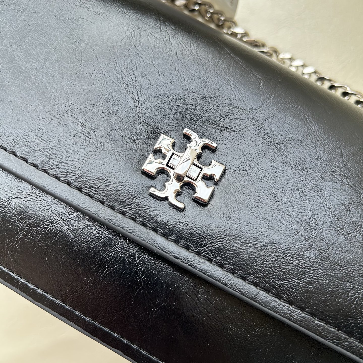 Tory Burch ～Tory Burch Kira岀了超高质的油蜡皮迷你扭锁肩背包