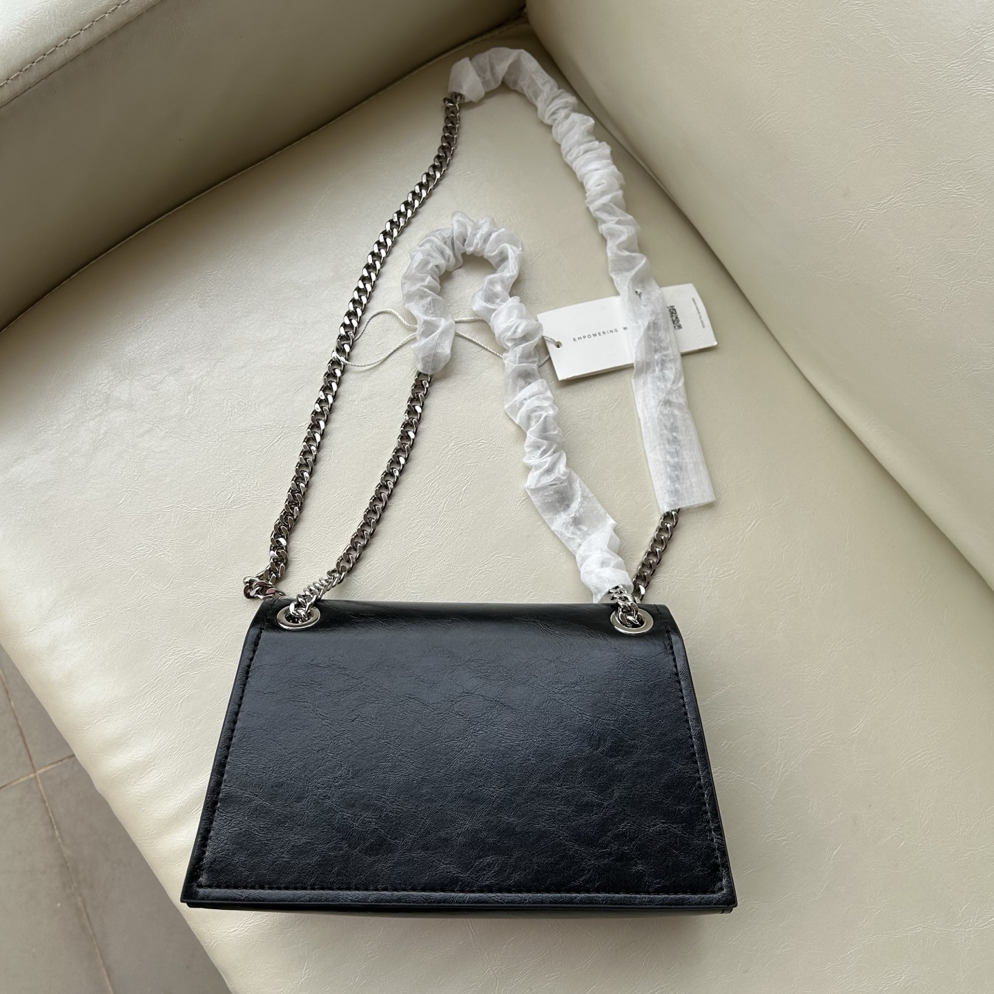 Tory Burch ～Tory Burch Kira岀了超高质的油蜡皮迷你扭锁肩背包