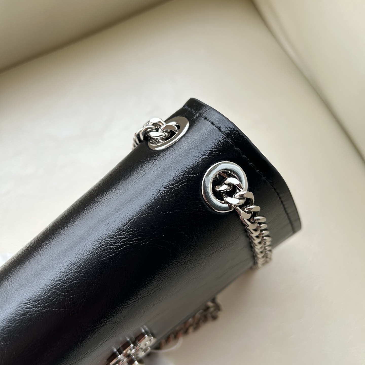 Tory Burch ～Tory Burch Kira岀了超高质的油蜡皮迷你扭锁肩背包