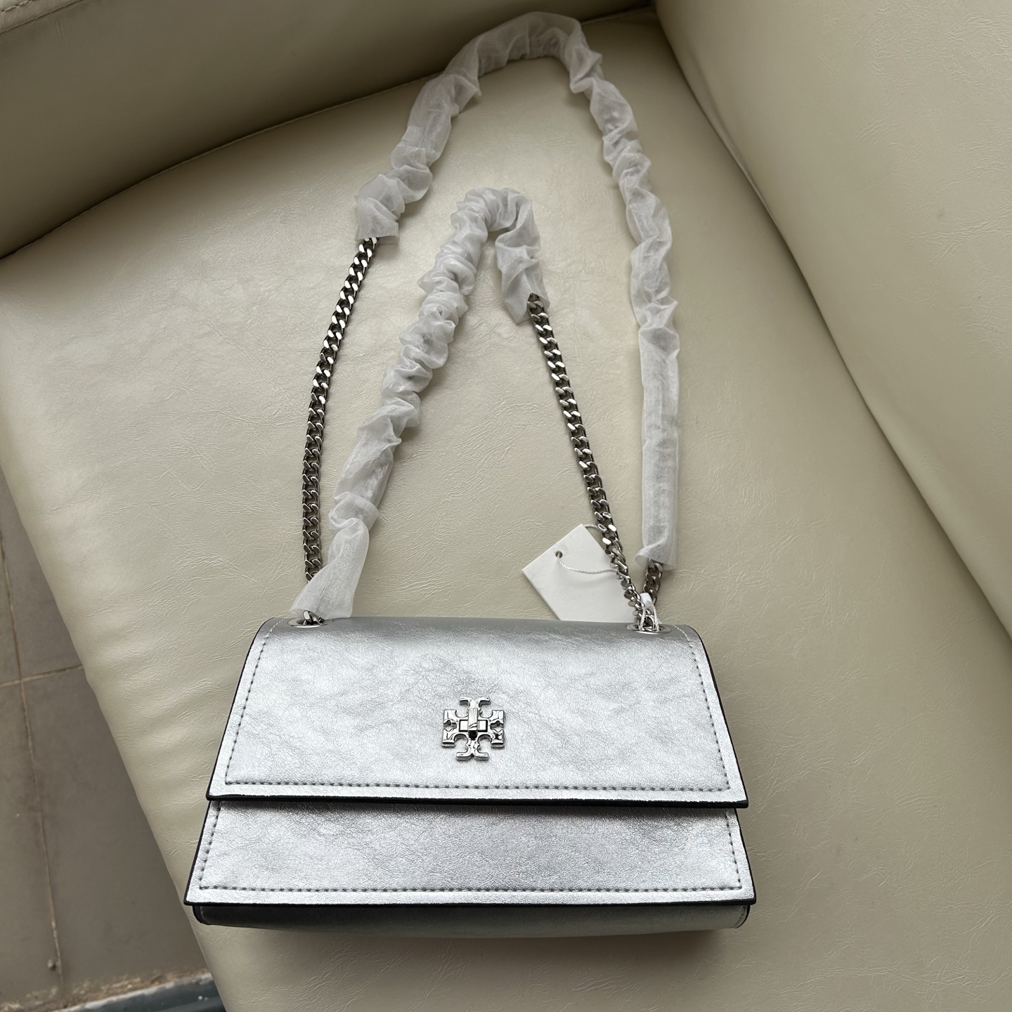 Tory Burch ～Tory Burch Kira岀了超高质的油蜡皮迷你扭锁肩背包