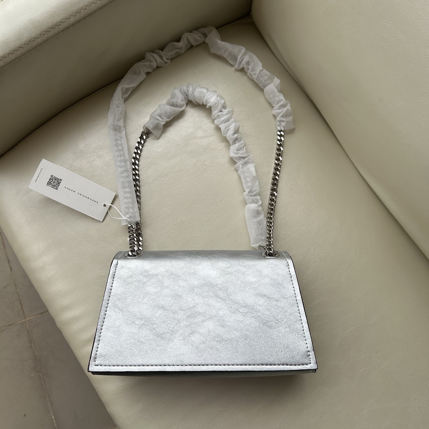 Tory Burch ～Tory Burch Kira岀了超高质的油蜡皮迷你扭锁肩背包