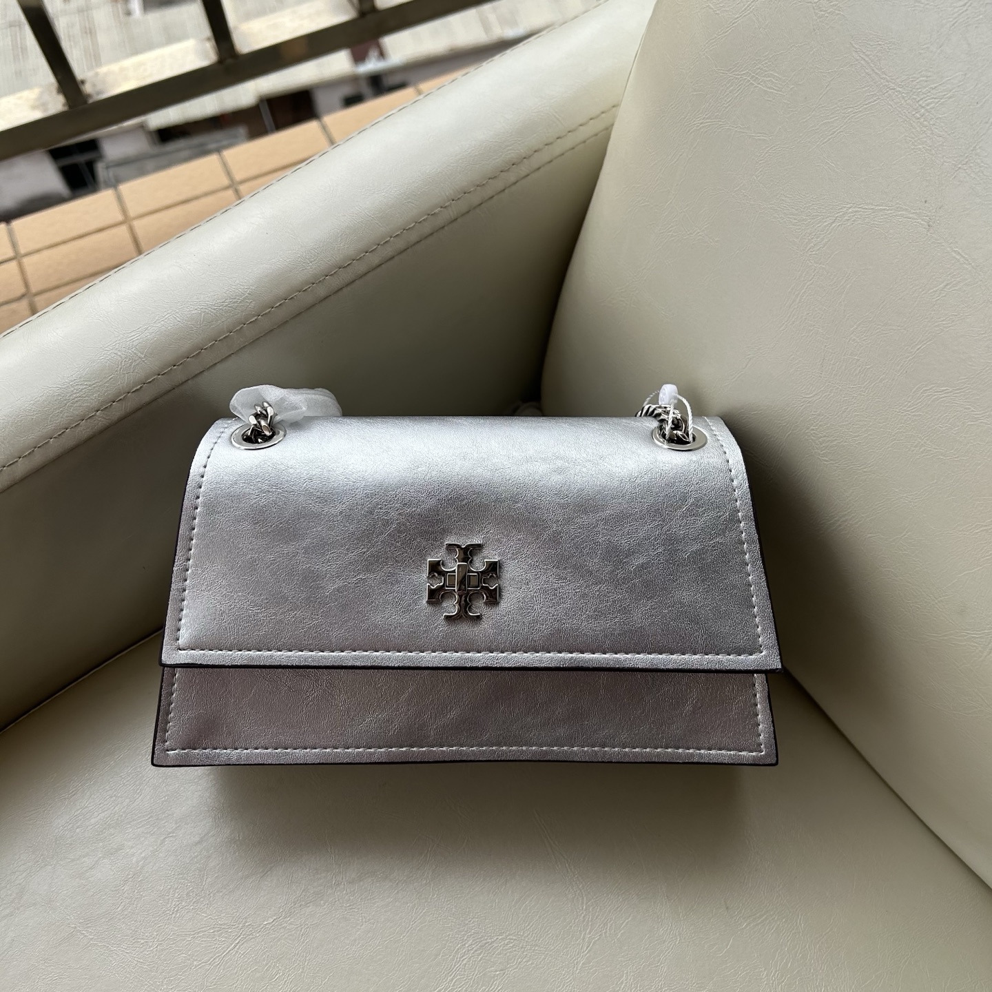 Tory Burch ～Tory Burch Kira岀了超高质的油蜡皮迷你扭锁肩背包
