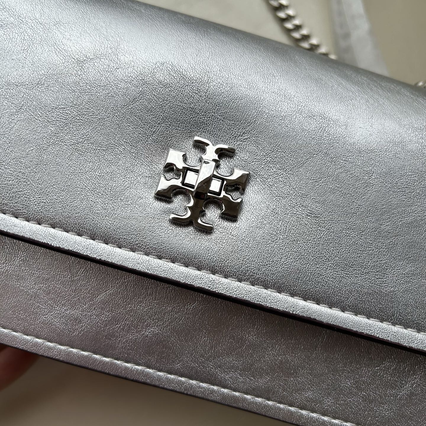 Tory Burch ～Tory Burch Kira岀了超高质的油蜡皮迷你扭锁肩背包