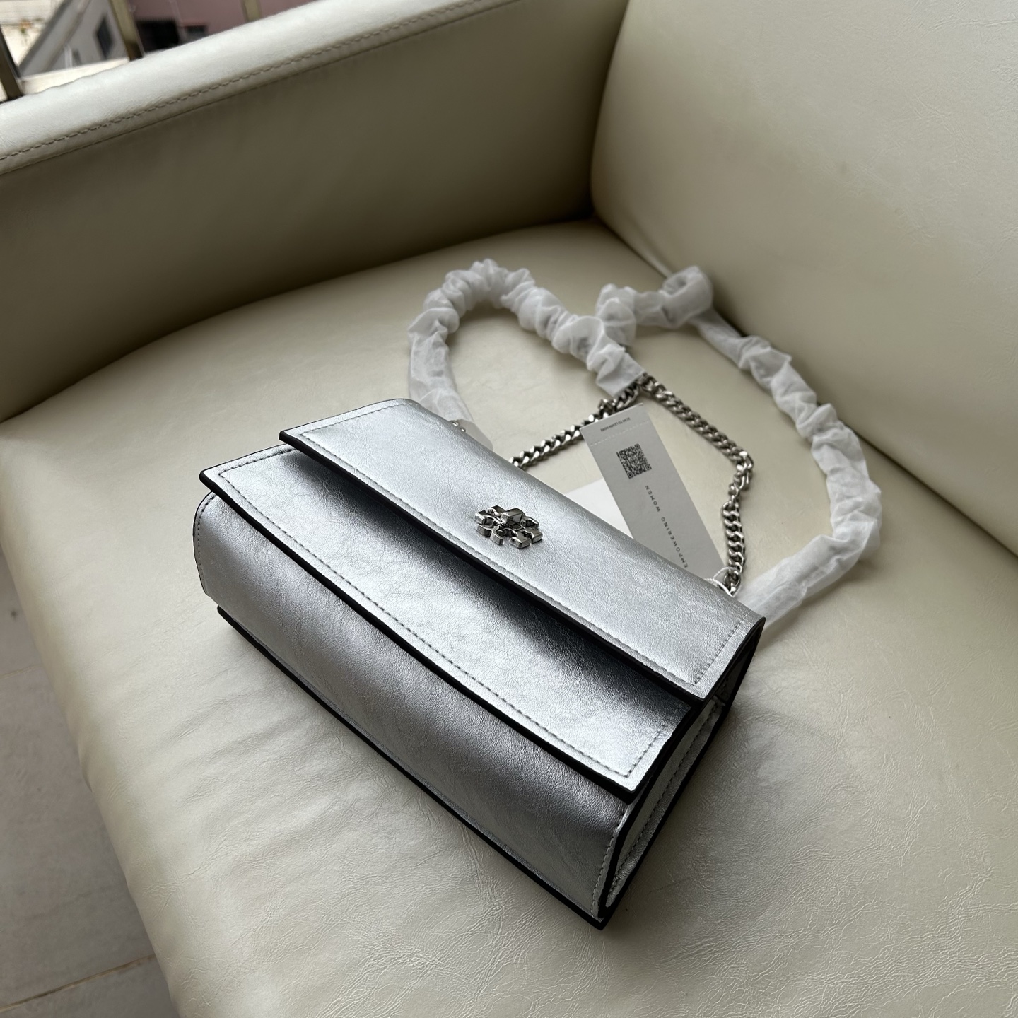 Tory Burch ～Tory Burch Kira岀了超高质的油蜡皮迷你扭锁肩背包