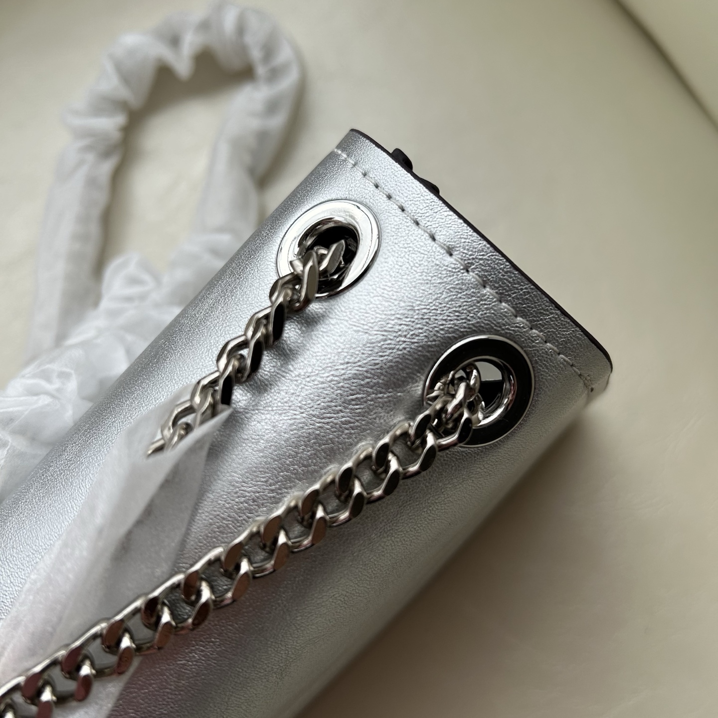 Tory Burch ～Tory Burch Kira岀了超高质的油蜡皮迷你扭锁肩背包