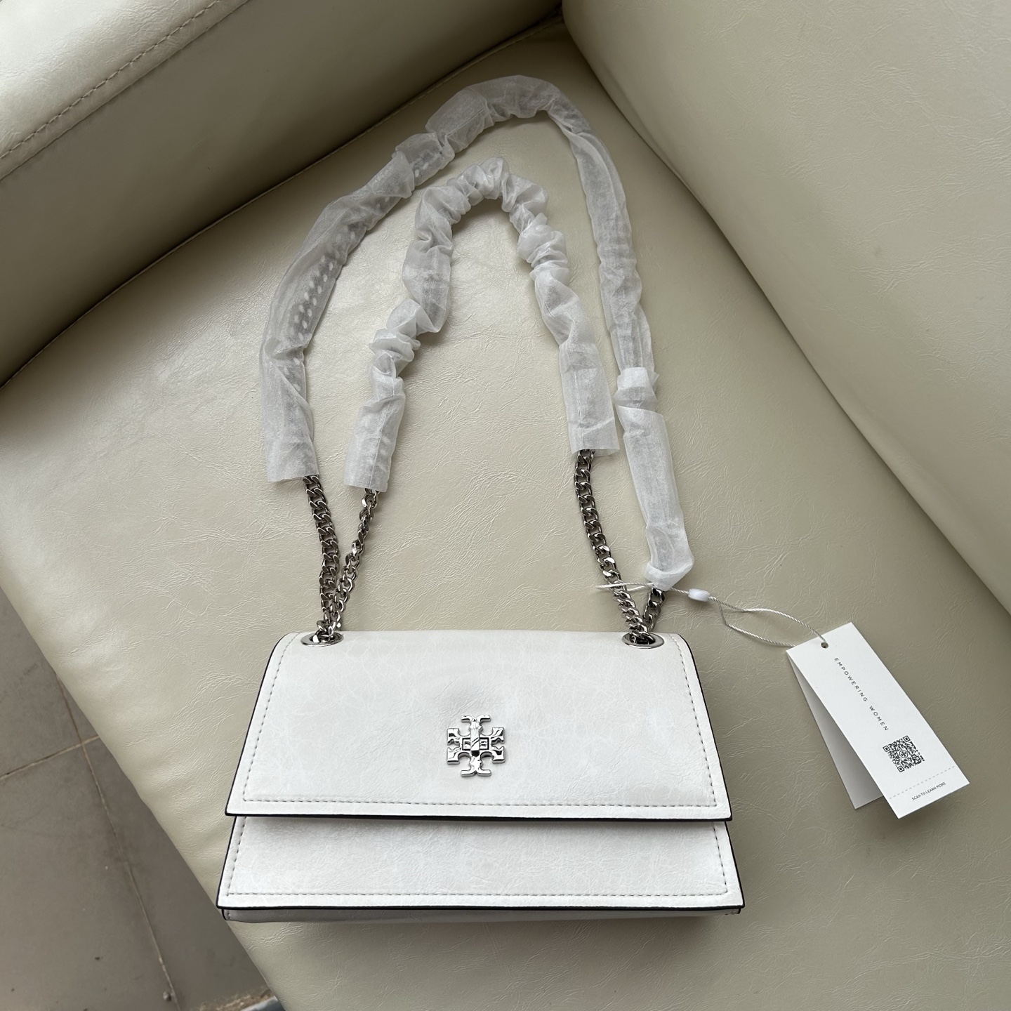 Tory Burch ～Tory Burch Kira岀了超高质的油蜡皮迷你扭锁肩背包