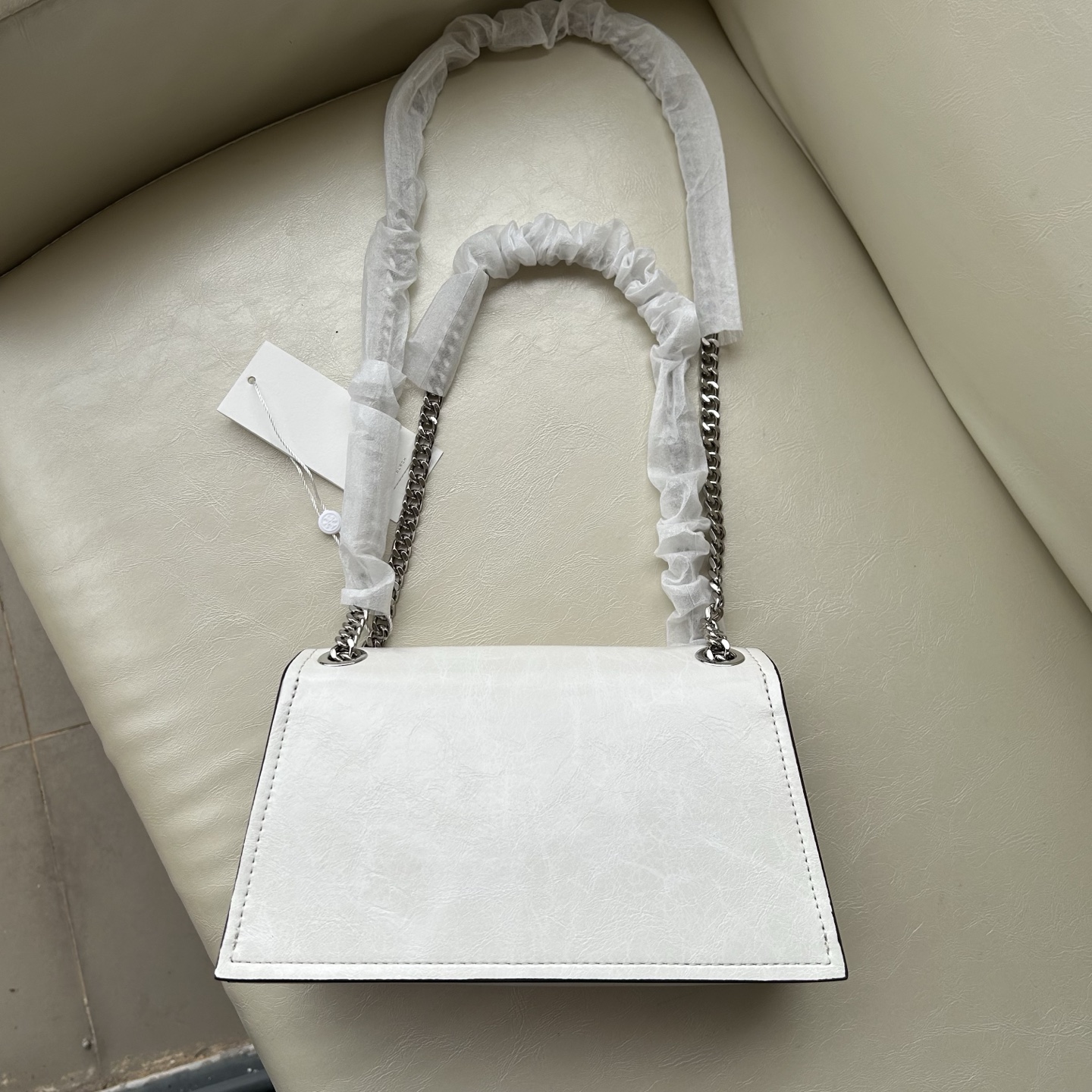Tory Burch ～Tory Burch Kira岀了超高质的油蜡皮迷你扭锁肩背包