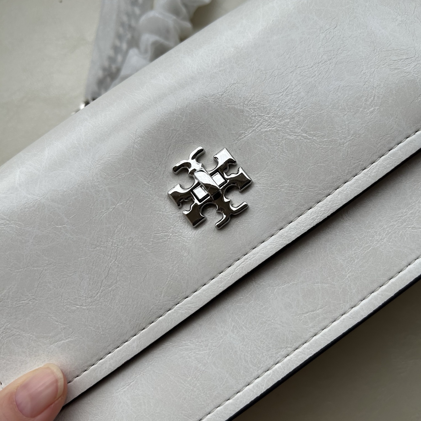 Tory Burch ～Tory Burch Kira岀了超高质的油蜡皮迷你扭锁肩背包