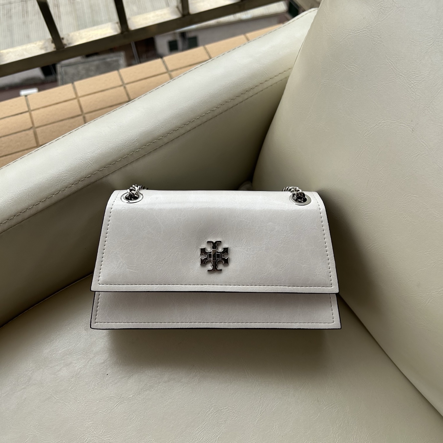 Tory Burch ～Tory Burch Kira岀了超高质的油蜡皮迷你扭锁肩背包
