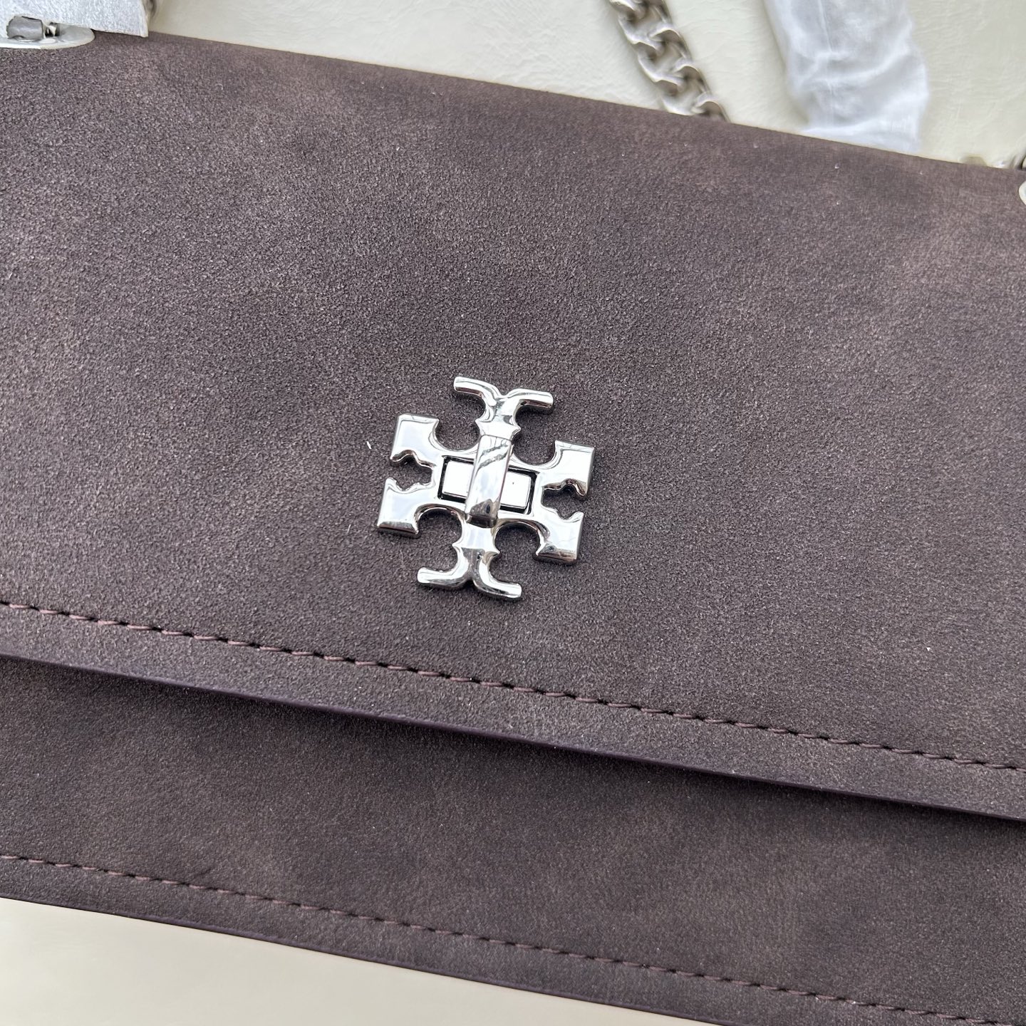 Tory Burch ～Tory Burch Kira麂皮迷你扭锁肩背包Kira Turnlock