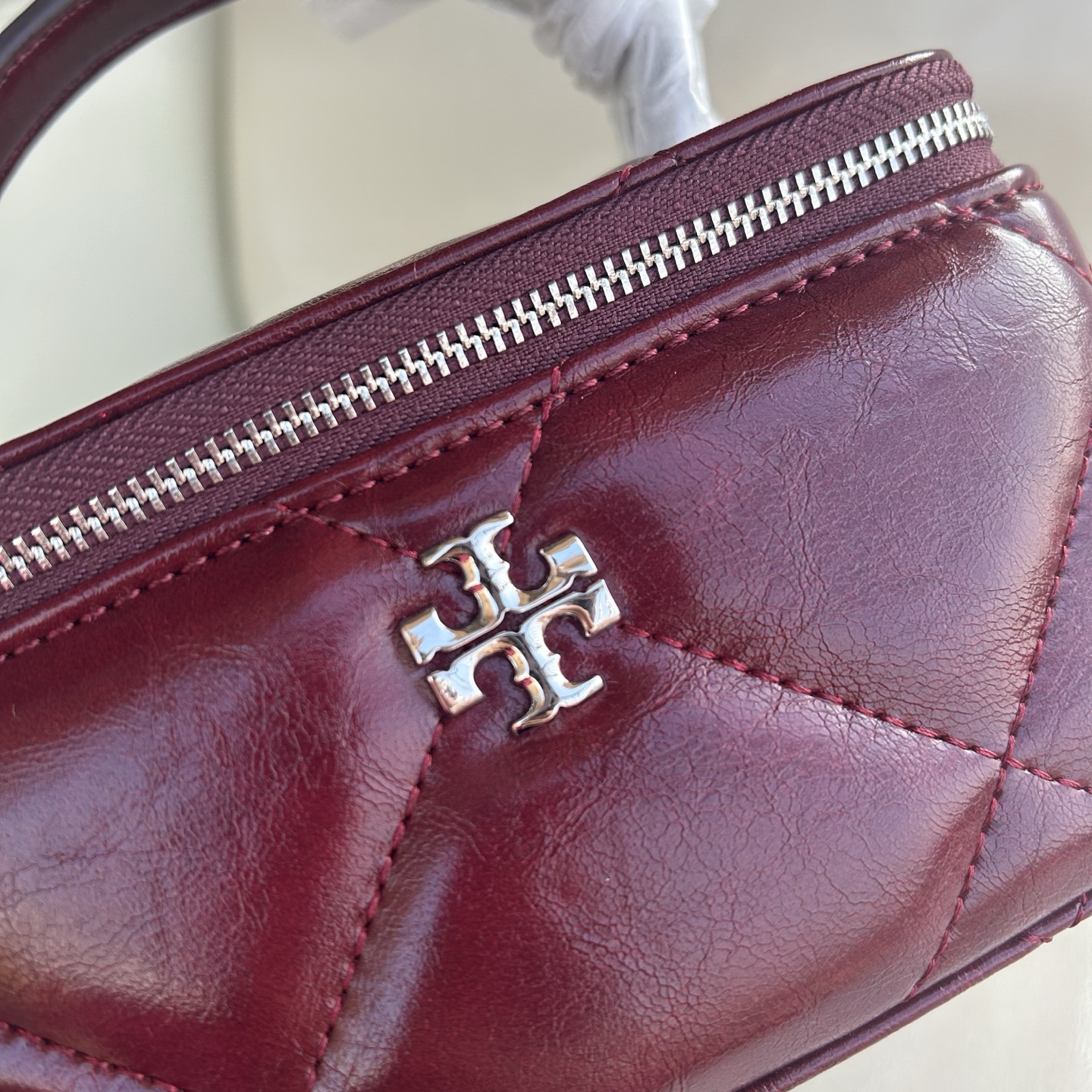 Tory Burch 车厘子酒红油蜡牛皮 Tory burch迷你 Kira 菱格形络缝 Vanity 斜挎包化妆包