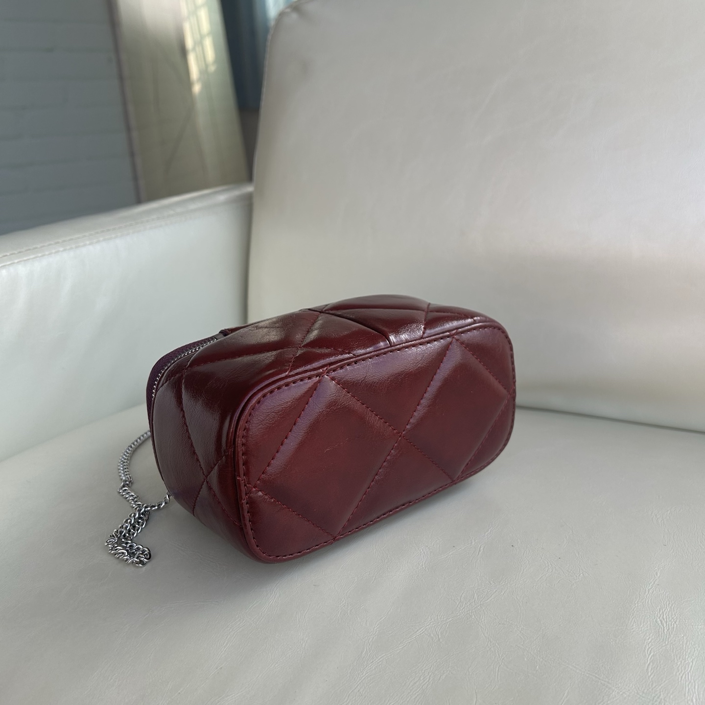 Tory Burch 车厘子酒红油蜡牛皮 Tory burch迷你 Kira 菱格形络缝 Vanity 斜挎包化妆包