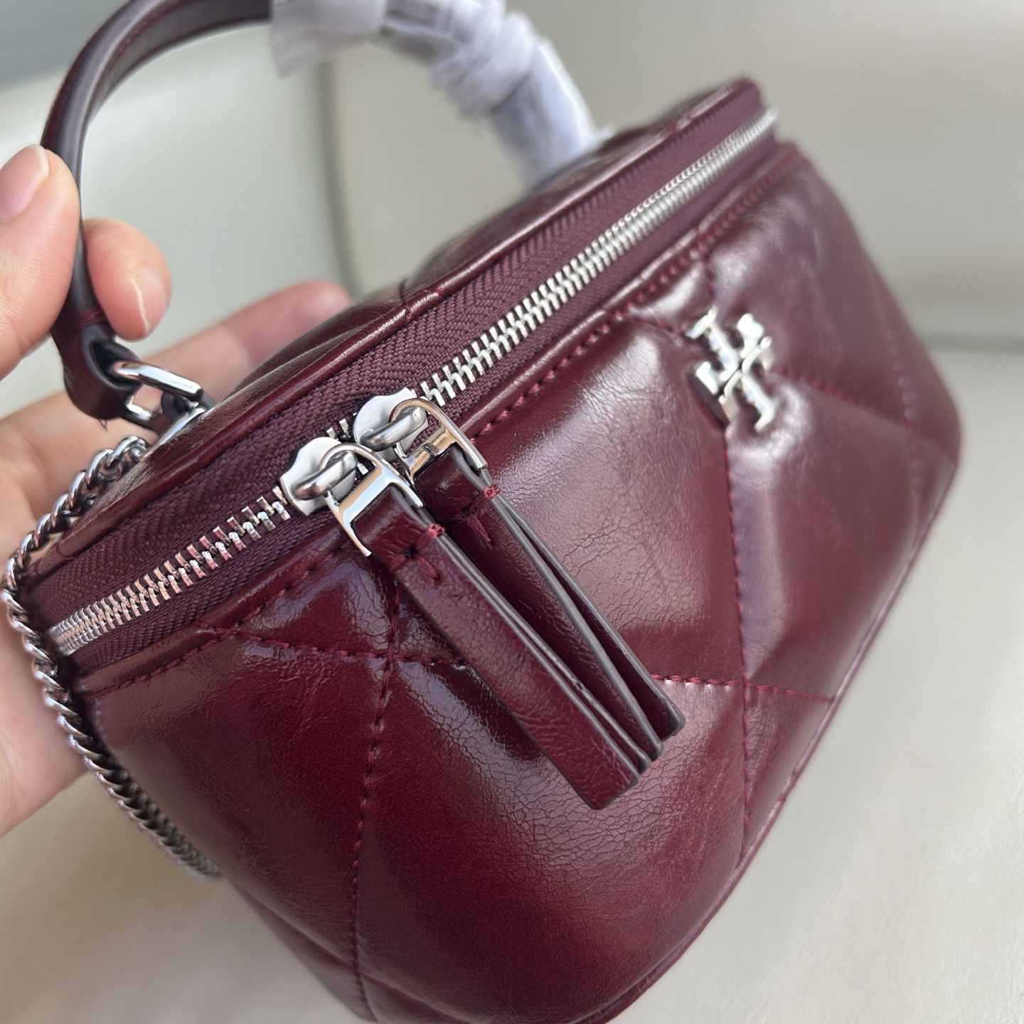 Tory Burch 车厘子酒红油蜡牛皮 Tory burch迷你 Kira 菱格形络缝 Vanity 斜挎包化妆包