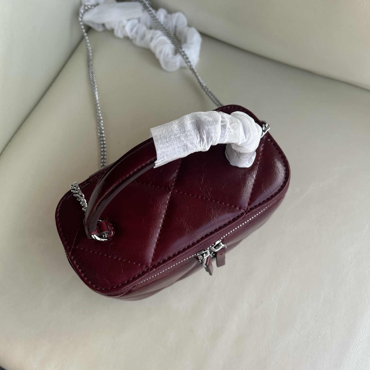 Tory Burch 车厘子酒红油蜡牛皮 Tory burch迷你 Kira 菱格形络缝 Vanity 斜挎包化妆包
