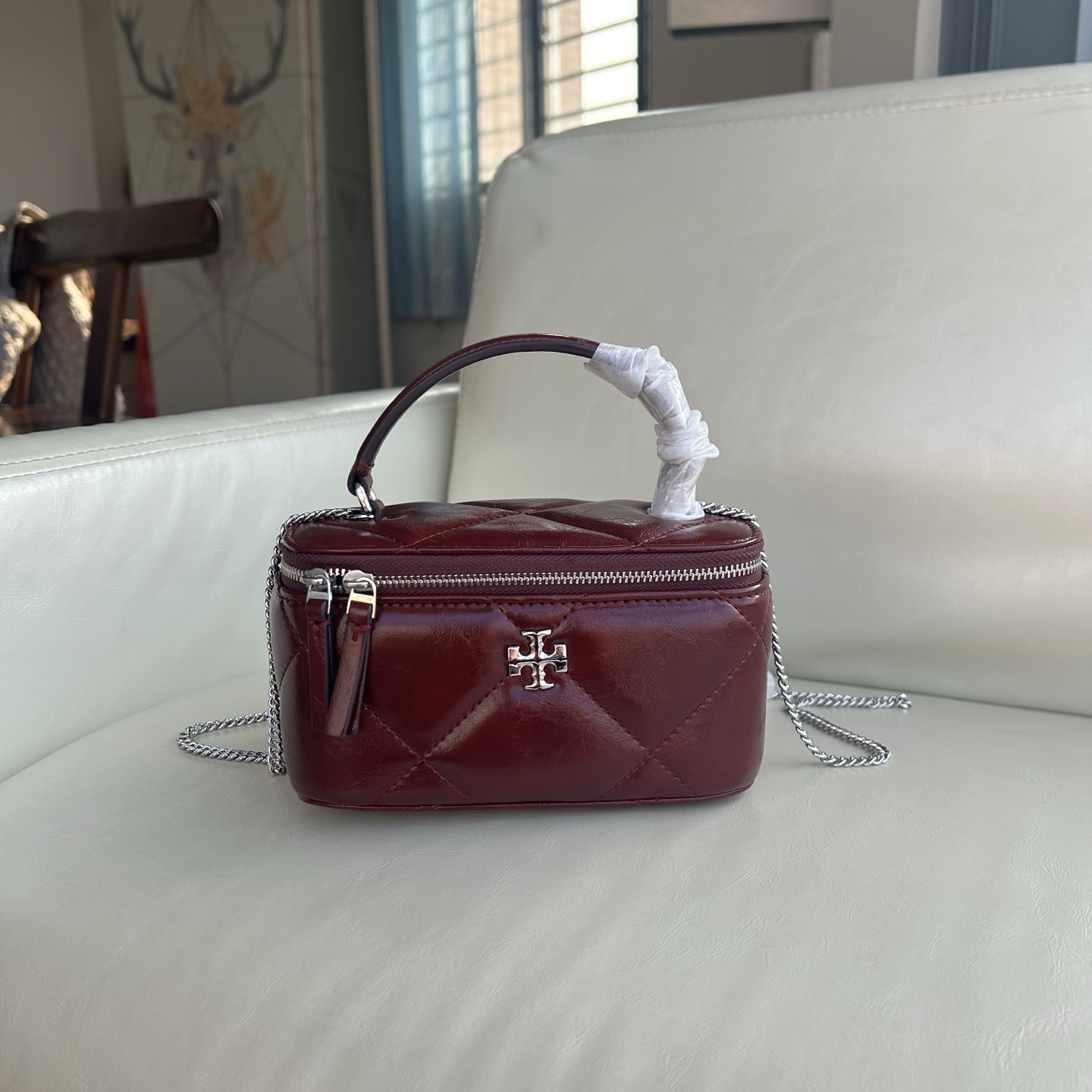 Tory Burch 车厘子酒红油蜡牛皮 Tory burch迷你 Kira 菱格形络缝 Vanity 斜挎包化妆包