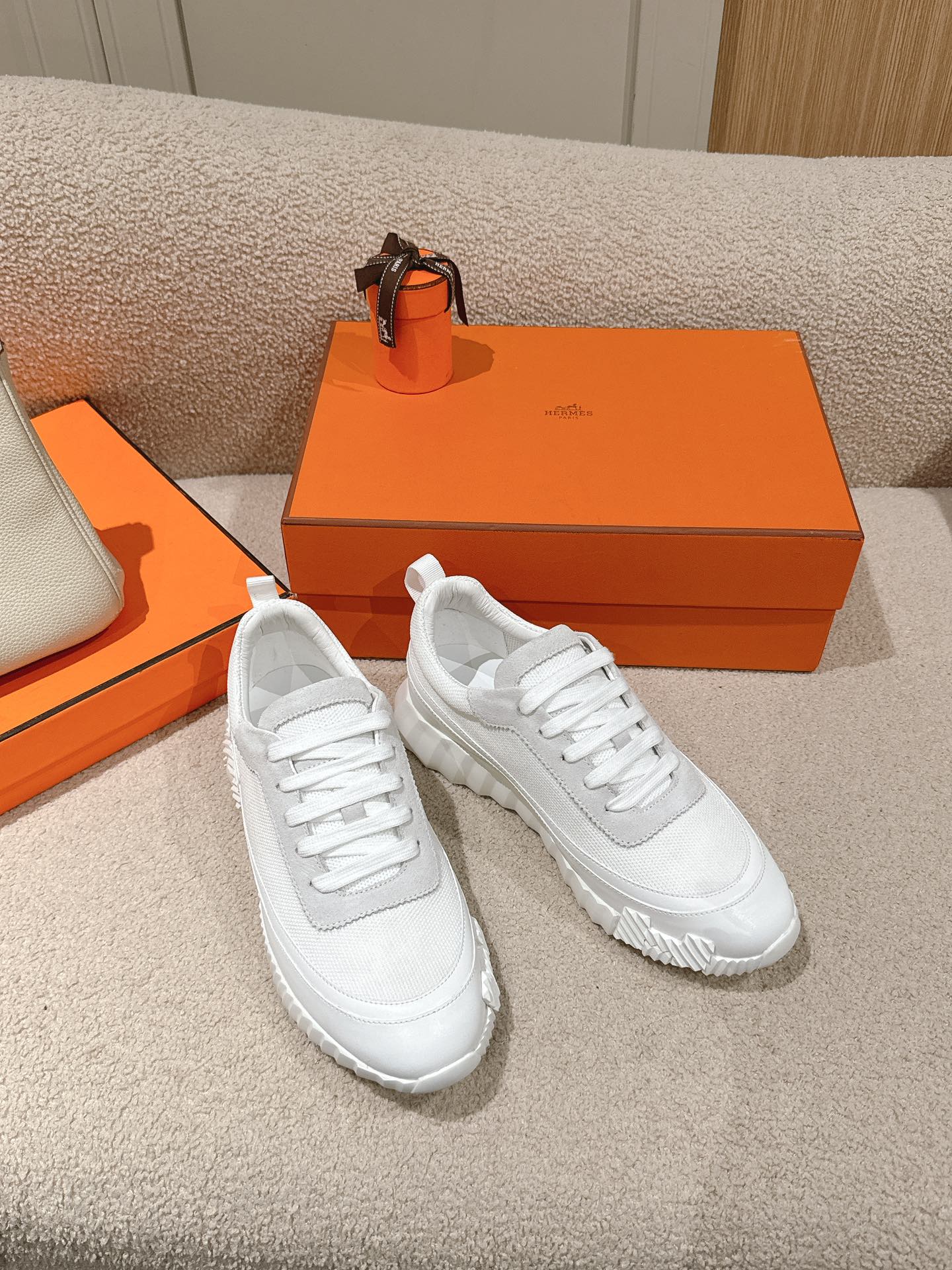 NO:262234,Top version of couples Hermes new knitted lace-free sneakers, decorated with knitted Bolduc details. Light sole decorative contrast pattern to create a versatile urban style. White rubber sole Black rubber inlay Black goatskin insole Black high-tech canvas lining Black fabric strap Size women's size 35-41 (40, 41, non-returning). Men's size 39-45 (39/45 non-returning) Men's style, casual shoes/sports shoes, hermes, sneakers, sheepskin19860909顶级版本情侣款Hermes 新品针织免系带运动鞋,饰有编织Bolduc细节. 轻盈鞋底装饰撞色图案,打造百搭都市风格.白色橡胶鞋底 黑色橡胶嵌饰 黑色山羊皮内底 黑色高科技帆布内衬 黑色织物饰带 尺码女码 35-41（40、41、 不退换）. 男码 39～45（39/45不退换） 男款,休闲鞋/运动鞋,hermes,sneakers,sheepskin,Women's Shoes