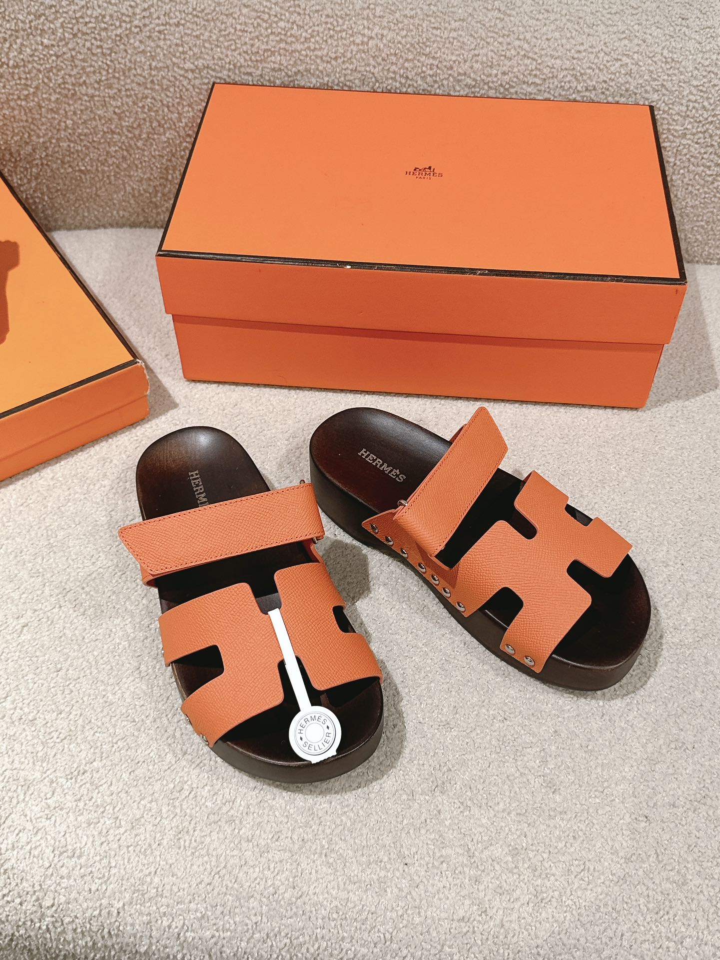 NO:262243,HERMES Kos second uncle wooden sandals, cowhide, deer leather, palm print matching, wooden sandals, paired with adjustable straps. The design is simple and smooth, creating a casual and fashionable look. Women's size 35-41. Men's size 40-46. Men's style customization 41 women, men's 46 customized, non-returning and exchange. Heel height 4 cm, men's style, slippers, hermes, sandals, slippers, cowhide19860909HERMES Kos二舅木底凉鞋 牛皮 鹿皮 掌纹搭配 木底凉鞋,搭配可调节袢带. 设计简约流畅,打造休闲时尚造型. 女码35-41.男码40-46.鹿皮男款定制 41女 男46订制 不退换. 鞋跟高度4厘米 男款,拖鞋,hermes,sandals,slippers,cowhide,Women's Shoes