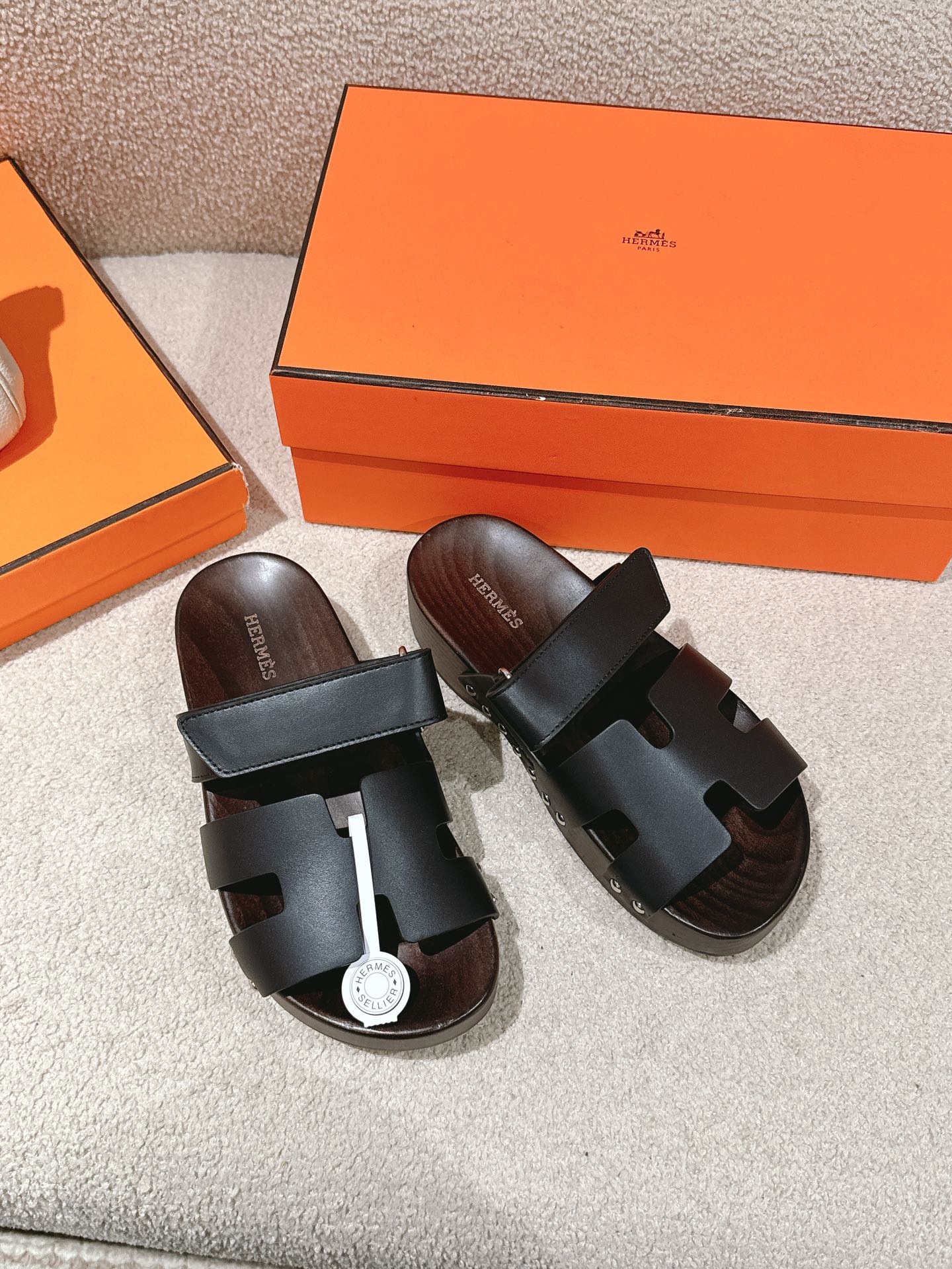 NO:129865,HERMES Kos second uncle wooden sandals, cowhide, deer leather, palm print matching, wooden sandals, paired with adjustable straps. The design is simple and smooth, creating a casual and fashionable look. Women's size 35-41. Men's size 40-46. Men's style customization 41 women, men's 46 customization, non-returning and exchange. Heel height 4 cm [Men's size], sandals, hermes, sandals, cowhide19860909HERMES Kos二舅木底凉鞋 牛皮 鹿皮 掌纹搭配 木底凉鞋,搭配可调节袢带. 设计简约流畅,打造休闲时尚造型. 女码35-41.男码40-46.鹿皮男款定制 41女 男46订制 不退换. 鞋跟高度4厘米【男码】,凉鞋,hermes,sandals,cowhide,Women's Shoes
