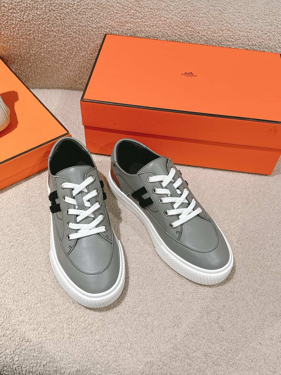 NO:166790,Women's size/men's size Hermes Hermes 2025 spring and summer new style Get Epsom couple's casual lace-up versatile sports shoes H home fashion style round toe color-blocking skateboard shoes Material upper imported calfskin   water dyed sheepskin inner lining   original molded Tpu outsole Size: Women's size 35-41 (40.41 custom-made no return or exchange) Men's size 39-45 (39 custom-made no return or exchange), casual shoes/sports, hermes, hermes, sneakers, cowhide, sheepskin19860909女码/男码 爱马仕 Hermes 2025春夏新款 Get Epsom情侣款休闲系带百搭运动鞋 H家时尚风格圆头拼色滑板鞋 材质鞋面进口小牛皮 水染羊皮内里 原版开模Tpu大底 Size: 女码35-41（40.41定制不退换） 男码39-45（39定制不退换）,休闲鞋/运动鞋,hermes,hermes,sneakers,cowhide,sheepskin,Women's Shoes