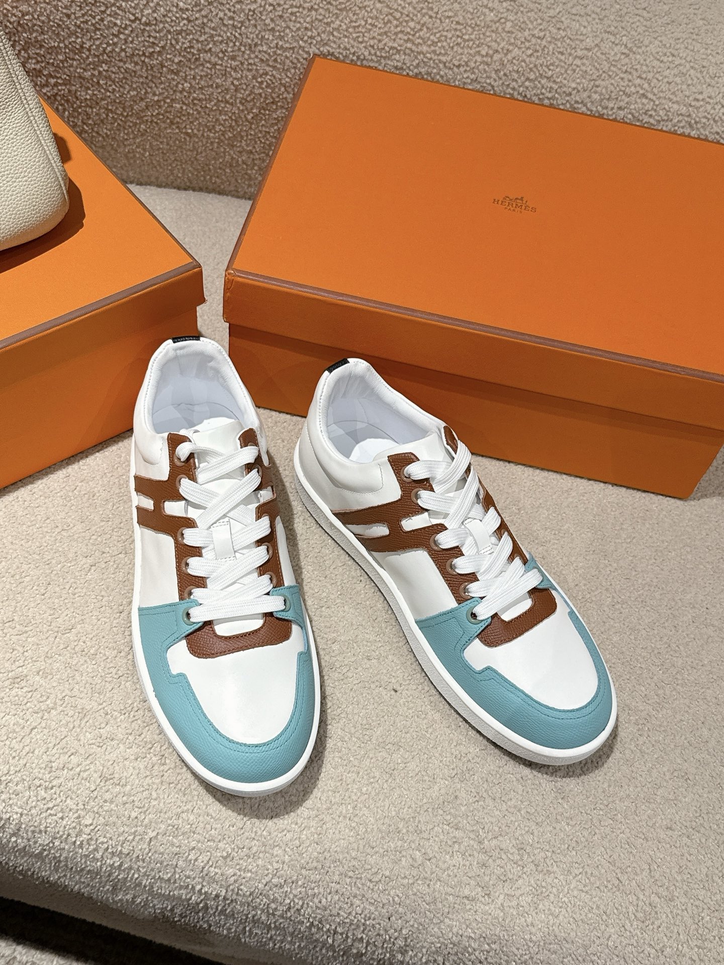 NO:265746,(Men's plus 10) Hermes top version couple style Epsom calfskin and calfskin loafer style lace-free sneakers, creating a fashionable urban look. Fabric specific cowhide/canvas material inner sheepskin outsole original mold opening tpu outsole size 35-45, casual shoes/sports shoes, hermes, loafers, sneakers, cowhide, sheepskin19860909（男加10） Hermes顶级版本情侣款 Epsom小牛皮和小牛皮乐福鞋风格免系带运动鞋, 打造时尚都市造型. 面料特定牛皮/帆布材质 内里羊皮里 大底原版开模tpu大底 码数35-45,休闲鞋/运动鞋,hermes,loafers,sneakers,cowhide,sheepskin,Women's Shoes