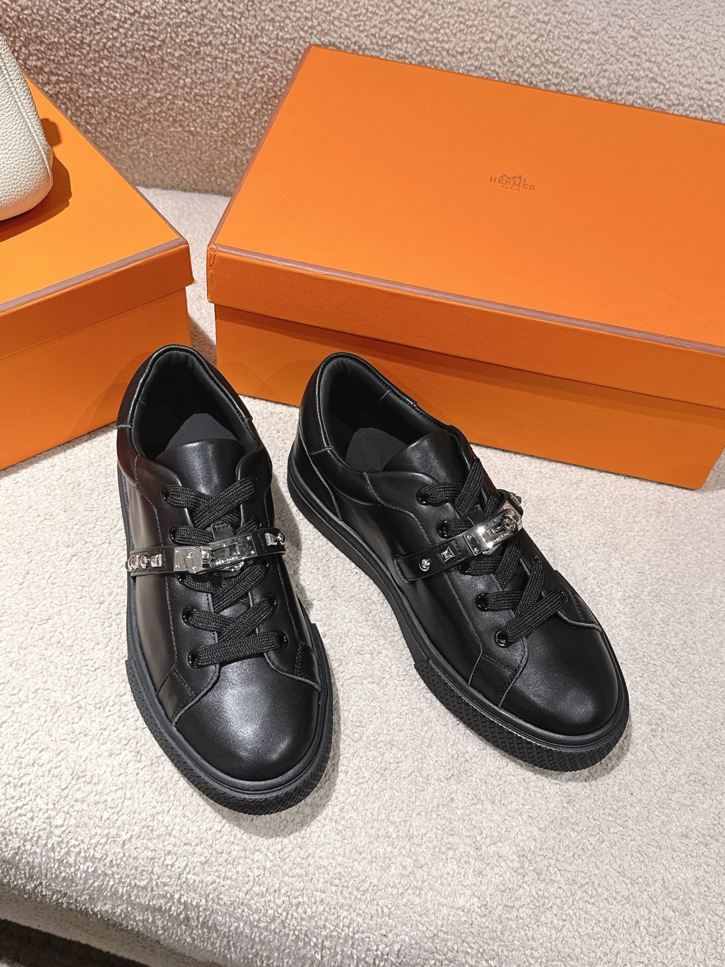 NO:262272,Hermes top version couple style Epsom calfskin and calfskin loafer style lace-free sneakers, creating a fashionable urban look. Fabric specific cowhide/canvas material inner sheepskin outsole original mold opening tpu outsole size 35-45 men's style, casual shoes/sports shoes, hermes, loafers, sneakers, cowhide, sheepskin19860909Hermes顶级版本情侣款 Epsom小牛皮和小牛皮乐福鞋风格免系带运动鞋, 打造时尚都市造型. 面料特定牛皮/帆布材质 内里羊皮里 大底原版开模tpu大底 码数35-45 男款,休闲鞋/运动鞋,hermes,loafers,sneakers,cowhide,sheepskin,Women's Shoes