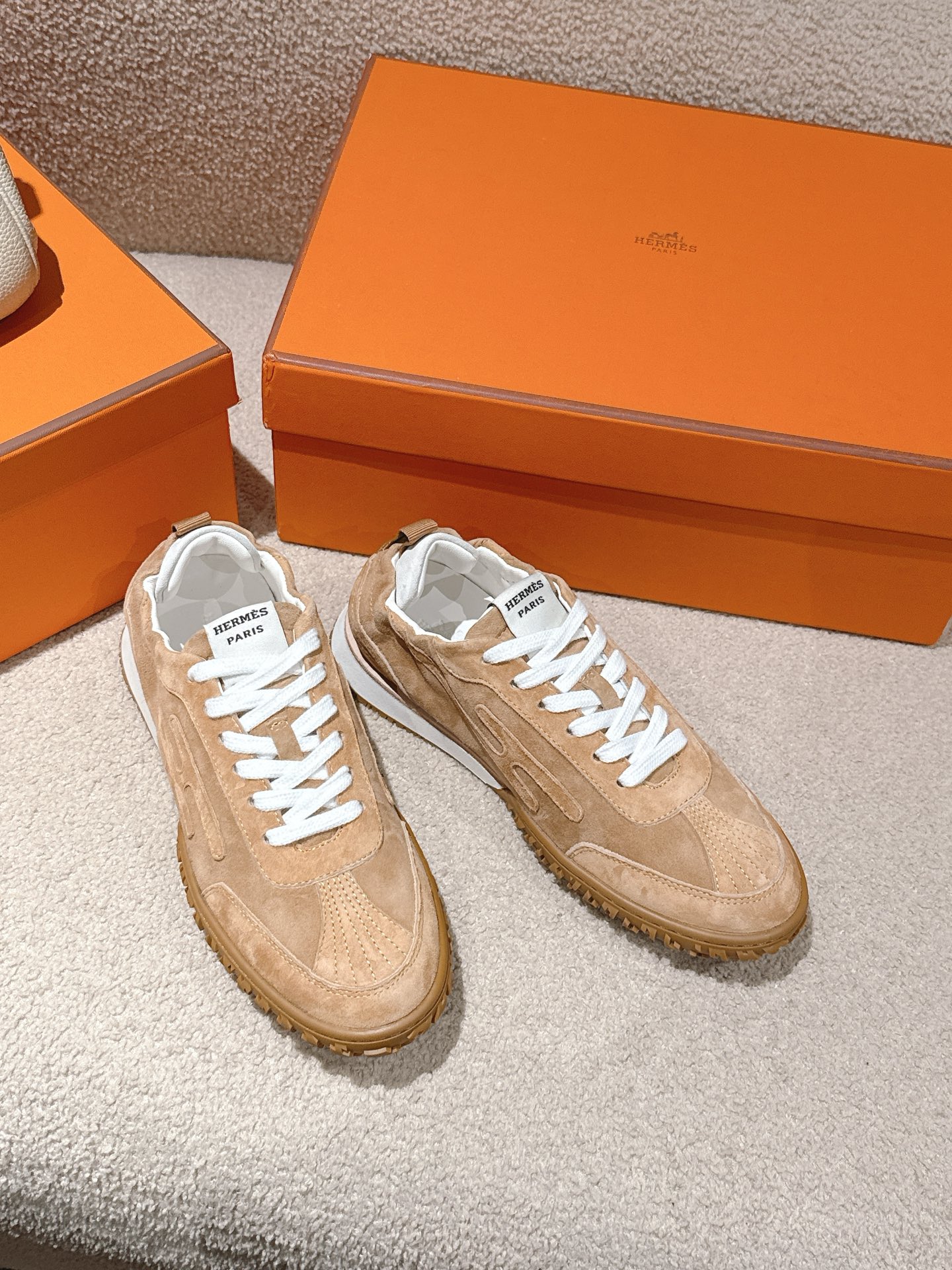 NO:653529,Women's, men's Hermes top version# Casual sneakers Suede goatskin sneakers decorated with contrasting patterns and iconic 'H' details, beautifully packaged at the delivery counter Fabric suede + down cloth Lining mixed sheep lining Outsole Original TPU Bottom thickness 2CM Size women's size 35-41 (40.41. Customization is not returnable)  Men's size 39-45 (45. Customized and non-refundable), casual shoes/sports shoes, hermes, sneakers, down jacket, sheepskin, chamois leather19860909女款,男款 Hermes 顶级版本# 休闲运动鞋 麂皮山羊皮运动鞋装饰撞色图案和标志性“H”细节,配送专柜精美包装 面料麂皮+羽绒布 内里混种羊里 大底原版TPU 底厚2CM 码数女码35-41（40.41.定制不退换） 男码39-45（45.定制不退换）,休闲鞋/运动鞋,hermes,sneakers,down jacket,sheepskin,chamois leather,Women's Shoes