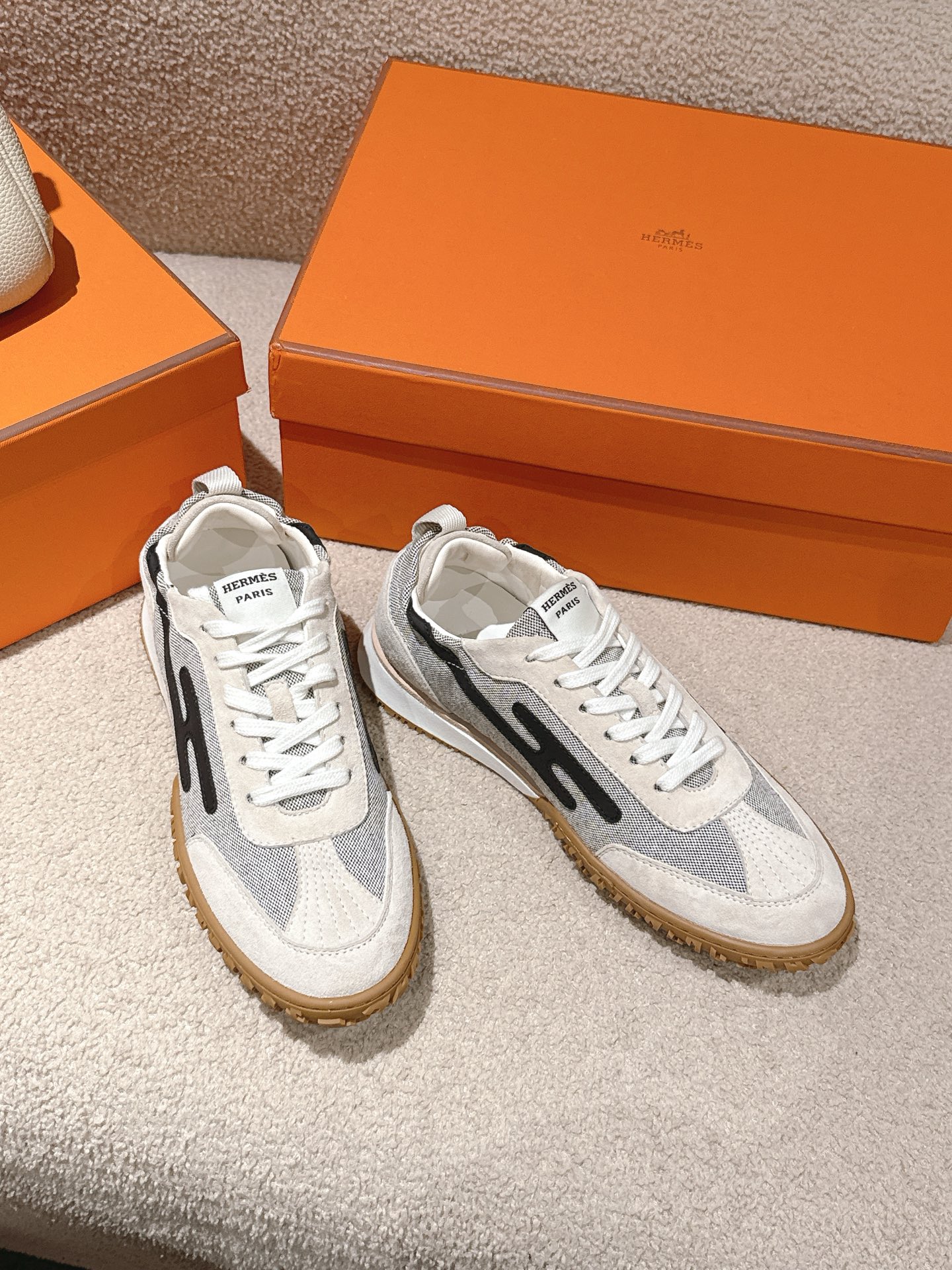 NO:262274,Top version of couples Hermes suede goatskin sneakers decorate contrasting patterns and iconic “H” details. Create an avant-garde retro look. Honey-colored rubber sole White rubber midsole Dark natural leather lining Clay beige lamb leather insole and lining 35-39 40 -41 women's orders, men's orders 39-45 39 45, casual shoes/sports, hermes, sneakers, sheepskin, chamois leather19860909顶级版本情侣款Hermes 麂皮山羊皮运动鞋装饰撞色图案和标志性“H”细节. 打造前卫复古造型. 蜂蜜色橡胶鞋底 白色橡胶中底 深自然色皮革衬条 黏土米色羊羔皮内底和内衬35-39 40 -41女订,男款39-45 39 45订,休闲鞋/运动鞋,hermes,sneakers,sheepskin,chamois leather,Women's Shoes