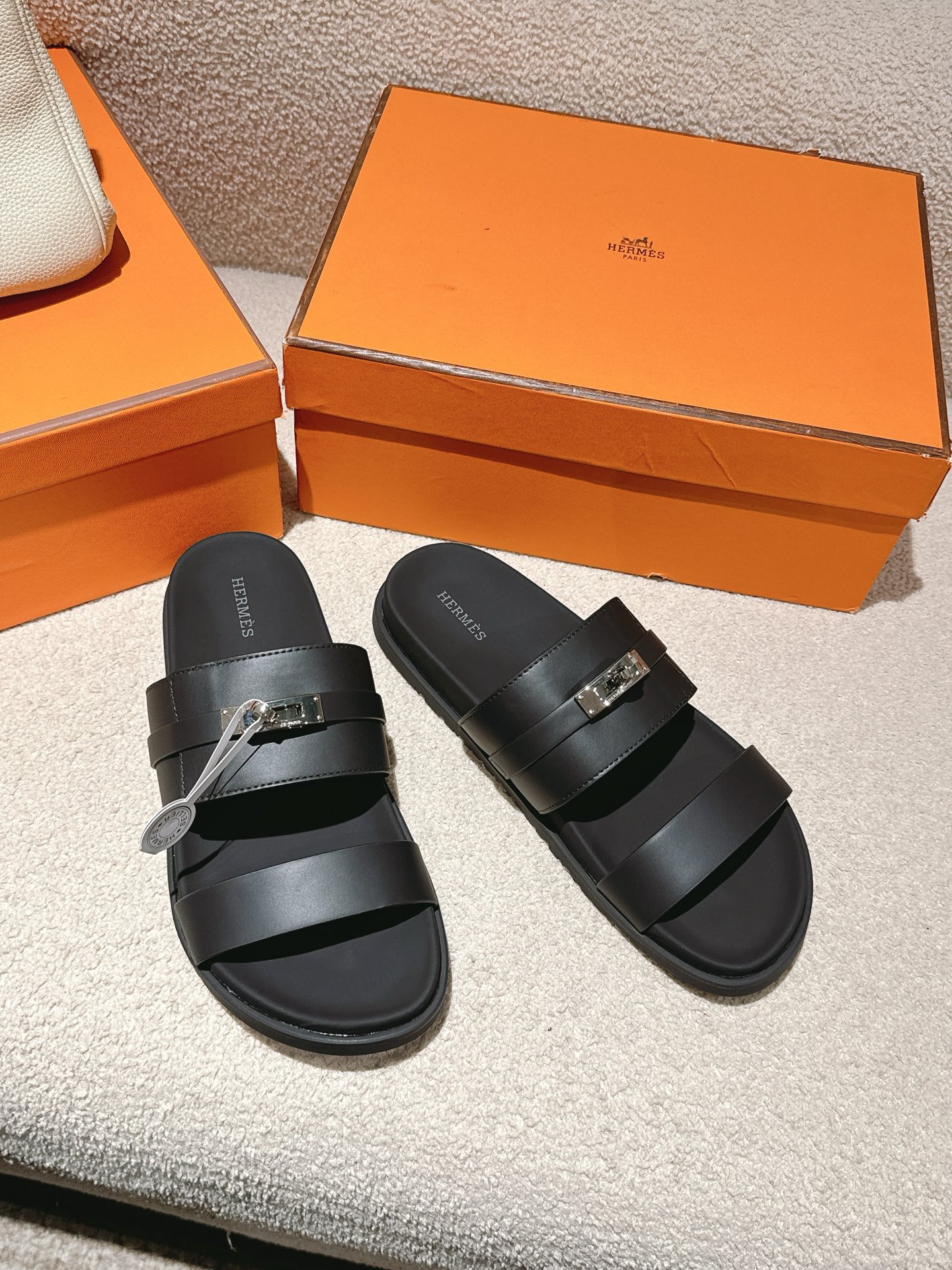 NO:262267,H calfskin functional sandals, paired with ergonomic rubber sole and classic Kelly shoe buckles. Create an everyday elegance. Sole height of 1.3 cm. Black rubber sole Palladium-plated shoe buckles Black calfskin insole Natural lambskin lining Men's 40-46, slippers, sandals, slippers, cowhide19860909H小牛皮机能凉鞋,搭配人体工学橡胶鞋底和经典Kelly鞋扣. 打造日常优雅风范. 鞋底高度1.3厘米.黑色橡胶鞋底 镀钯鞋扣 黑色小牛皮内底 自然色羊羔皮内衬 男款40-46,拖鞋,sandals,slippers,cowhide,Women's Shoes
