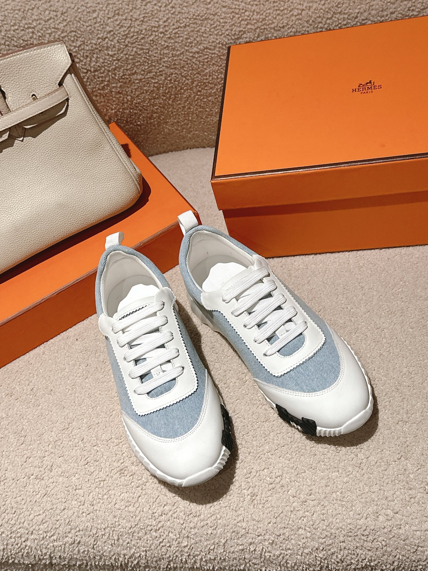 NO:262269,Top version of couples Hermess women's calfskin and suede goat sneakers. Light sole decoration contrast pattern to create a versatile and fashionable style. Sole height 4 cm white rubber sole Black rubber inlay Black lambskin insole and lining Black fabric strip size for women 35-41 Men's 39-45 39 Men 40 41 Women's custom made cloth leather men's, casual shoes/sports shoes, hermes, sneakers, cowhide, chamois leather19860909顶级版本情侣款Hermesss女小牛皮和麂皮山羊运动鞋. 轻盈鞋底装饰撞色图案,打造百搭时尚风格. 鞋底高度4厘米白色橡胶鞋底 黑色橡胶嵌饰 黑色羊羔皮内底和内衬 黑色织物饰带码数女35-41 男款39-45 39男 40 41女订做 布皮面 男款,休闲鞋/运动鞋,hermes,sneakers,cowhide,chamois leather,Women's Shoes