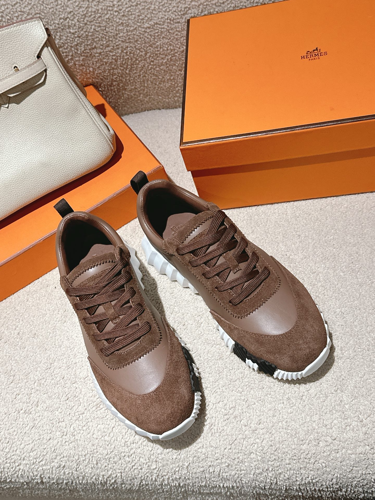 NO:262271,Top version of couples Hermess women's calfskin and suede goat sneakers. Light sole decoration contrast pattern to create a versatile and fashionable style. Sole height 4 cm white rubber sole Black rubber inlay Black lambskin insole and lining Black fabric strip size for women 35-41 Men's 39-45 39 Men 40 41 Women's custom made, casual shoes/sports shoes, hermes, sneakers, cowhide, chamois leather19860909顶级版本情侣款Hermesss女小牛皮和麂皮山羊运动鞋. 轻盈鞋底装饰撞色图案,打造百搭时尚风格. 鞋底高度4厘米白色橡胶鞋底 黑色橡胶嵌饰 黑色羊羔皮内底和内衬 黑色织物饰带码数女35-41 男款39-45 39男 40 41女订做,休闲鞋/运动鞋,hermes,sneakers,cowhide,chamois leather,Women's Shoes