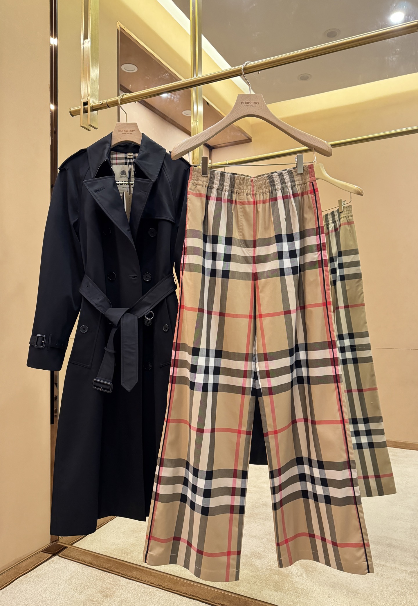 NO:330301,Original single ruthless women's clothing with packaging Vintage plaid wide-leg cotton trousers BUR show new style, the highest specification order in foreign trade channels] Simultaneously available for Hong Kong and Macao famous products, classic VINTAGE plaid printing design, women's classic Vintage plaid cotton wide-leg trousers, the latest list of trade foreign companies, BUR spring and summer new products, BUR latest London show series, Simultaneously available for Hong Kong and Macao famous products, super beautiful versatile styles, top VIP women's fans must-have items, interpreting BUR's classic sports and casual style!  !  It is another top style that female fans cannot miss. It is a must-have BUR plaid series wide-leg pants every year. The specifications, grades, design and matching capabilities of this item are my favorites. I believe that anyone who has tried it will fall in love with it!  !  The design is classic and simple. Burberry plaid cotton twill fabric is made of. The sides are decorated with piping details to present a regular style. – Elastic waist – Side insertion bag – Regular style, standard size, please choose the normal size. – Machine wash – * Selected cotton fabrics are more fashionable and sporty. The upper body is more than improved in specifications and grades. The upper body is versatile and casual, novel and brilliant, giving you the full sense of concave and convex shape. The best casual wide-leg trousers item in summer!  !  The style of this model is also slim three-dimensional cutting style, with signature fabrics, making the upper body comfortable. This model abandons the usual drawstring design and adopts elastic band design. It not only makes the upper body more comfortable, but also has a more attractive and fashionable feeling, giving people a more advanced feeling!  !  No need for too much words, this checkered design is BUR's absolute evergreen style. No matter how many years it takes, this style will still be at the forefront of fashion and will never fall into the time!  !  All spots have been put into the warehouse, and we look forward to your wonderful combination!  Size uk4/uk6/uk8/uk10, burberry, alexander wang19860909原单狠货女装 配包装  Vintage格纹阔腿棉质长裤 BUR秀场新款,外贸渠道最高规格订单】同步港澳名品店发售,经典VINTAGE格纹印花设计,女士经典Vintage格纹棉质阔腿长裤 贸易洋行最新单,BUR春夏新品,BUR最新的伦敦秀场系列,同步港澳名品店发售,超唯美的百搭尤物款式,顶级VIP女粉必入单品,诠释BUR经典运动休闲风尚！！ 又是一款女粉不可错过的极品款式,每一年都是必备的BUR格纹系列阔腿裤,这种单品的规格,档次,以及设计跟搭配能力,我相信只要尝试过的人都会深深的爱上它！！ 设计经典简约选用 Burberry 格纹棉质斜纹面料打造.侧边融入滚边细节,呈现常规版型. – 弹性腰部 – 侧插袋 – 常规版型,尺码标准,请选择平时正常尺码. – 机洗 – *精选棉质面料打造更显时尚运动气息,上身无论时规格还是档次都不止提升了一筹,上身百搭休闲,新颖出彩,让你尽情的凹凸造型感,夏季最佳的休闲阔腿长裤单品！！ 此款的版型也是修身立体裁剪风格,配置招牌性的面料打造,上身舒适度更是出色,并且此款摒弃了一贯的抽绳设计,采用松紧带设计,不仅上身更加舒适,并且更加具有看点跟时尚感,给人更加高级的感觉！！ 无需过多言语,这种格纹设计是BUR绝对的常青树款式,无论再过多少年,此款依旧会走在时尚的最前沿,永不落时！！ 现货均已入仓,期待你们的精彩搭配！ 尺码uk4/uk6/uk8/uk10,,burberry,alexander wang,Women's clothing